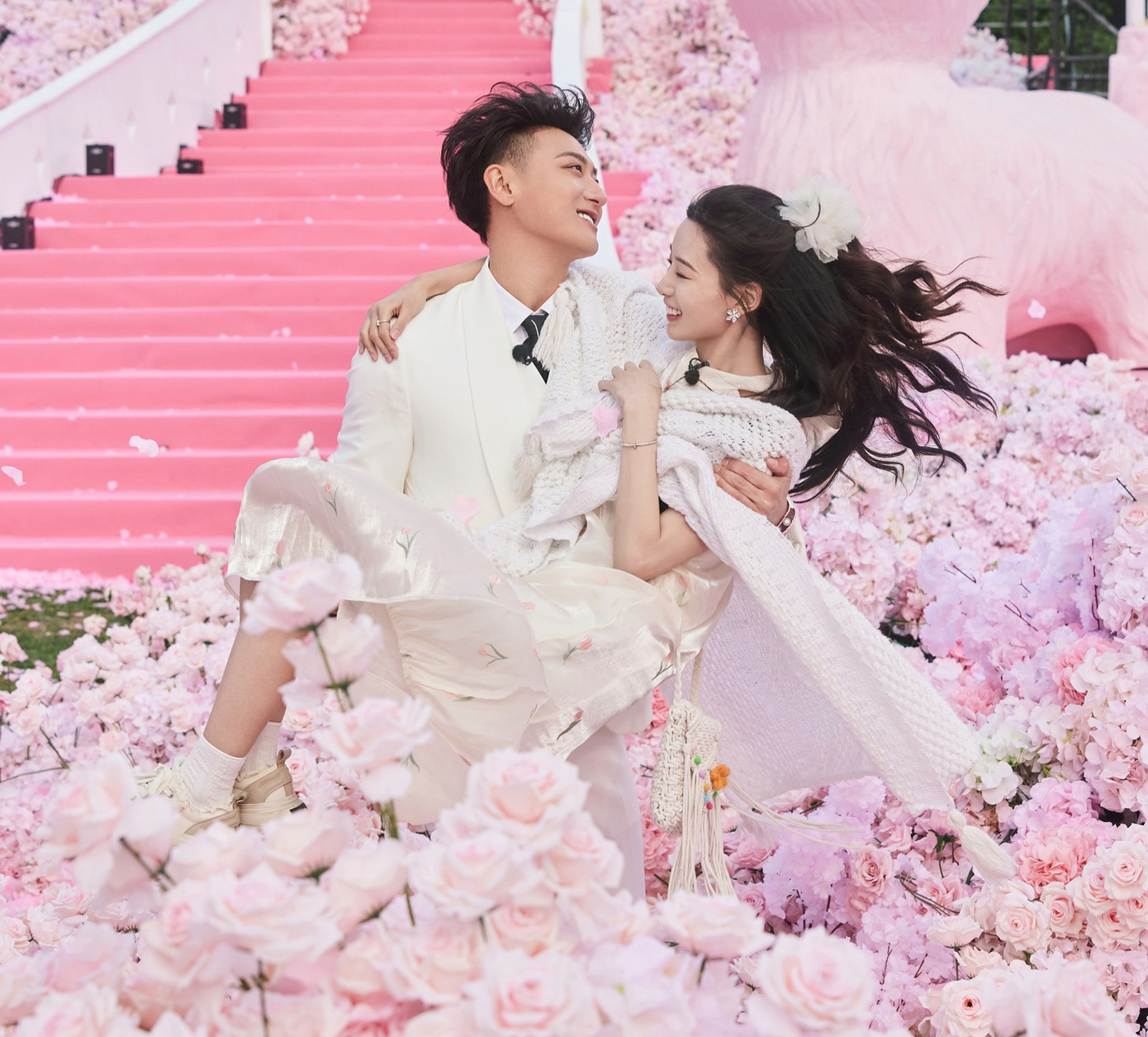 Hoàng Tử Thao hạnh phúc cùng bạn gái.