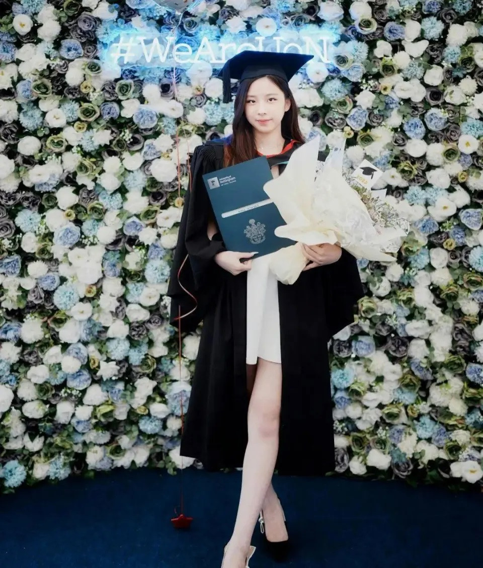 Akiko (25 tuổi) tốt nghiệp khoa Luật của Đại học Nottingham, Anh. Cô đang theo học chương trình Thạc sĩ Luật của Đại học Hong Kong và làm luật sư thực tập. Akiko là một trong những thí sinh nổi bật nhất trong ngày đầu sơ tuyển. Cô được đánh giá là có nền tảng về học thức, xuất thân tốt. Người đẹp gây ấn tượng mạnh với mái tóc xoăn nhẹ làn da trắng, nét đẹp ngọt ngào, gương mặt thanh tú, thân hình mảnh mai. Akiko (25 tuổi) tốt nghiệp khoa Luật của Đại học Nottingham, Anh. Cô đang theo học chương trình Thạc sĩ Luật của Đại học Hong Kong và làm luật sư thực tập. Akiko là một trong những thí sinh nổi bật nhất trong ngày đầu sơ tuyển. Cô được đánh giá là có nền tảng về học thức, xuất thân tốt. Người đẹp gây ấn tượng mạnh với mái tóc xoăn nhẹ làn da trắng, nét đẹp ngọt ngào, gương mặt thanh tú, thân hình mảnh mai.