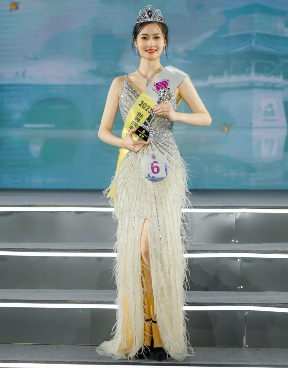 QQ cho rằng thí sinh Sophie bị chính ống kính của đài TVB hại. Thực chất, cô có ngoại hình cao ráo, gương mặt xinh đẹp kiều diễm. Trong bộ ảnh chụp tại trường, Sophie trong trẻo tựa như nữ thần học đường. Năm 2023, Sophie tham gia cuộc thi Hoa hậu Du lịch và cũng thuộc nhóm thí sinh top đầu. Hiện tại, cô đang học Thạc sĩ tại Đại học Hong Kong. QQ cho rằng thí sinh Sophie bị chính ống kính của đài TVB hại. Thực chất, cô có ngoại hình cao ráo, gương mặt xinh đẹp kiều diễm. Trong bộ ảnh chụp tại trường, Sophie trong trẻo tựa như nữ thần học đường. Năm 2023, Sophie tham gia cuộc thi Hoa hậu Du lịch và cũng thuộc nhóm thí sinh top đầu. Hiện tại, cô đang học Thạc sĩ tại Đại học Hong Kong.