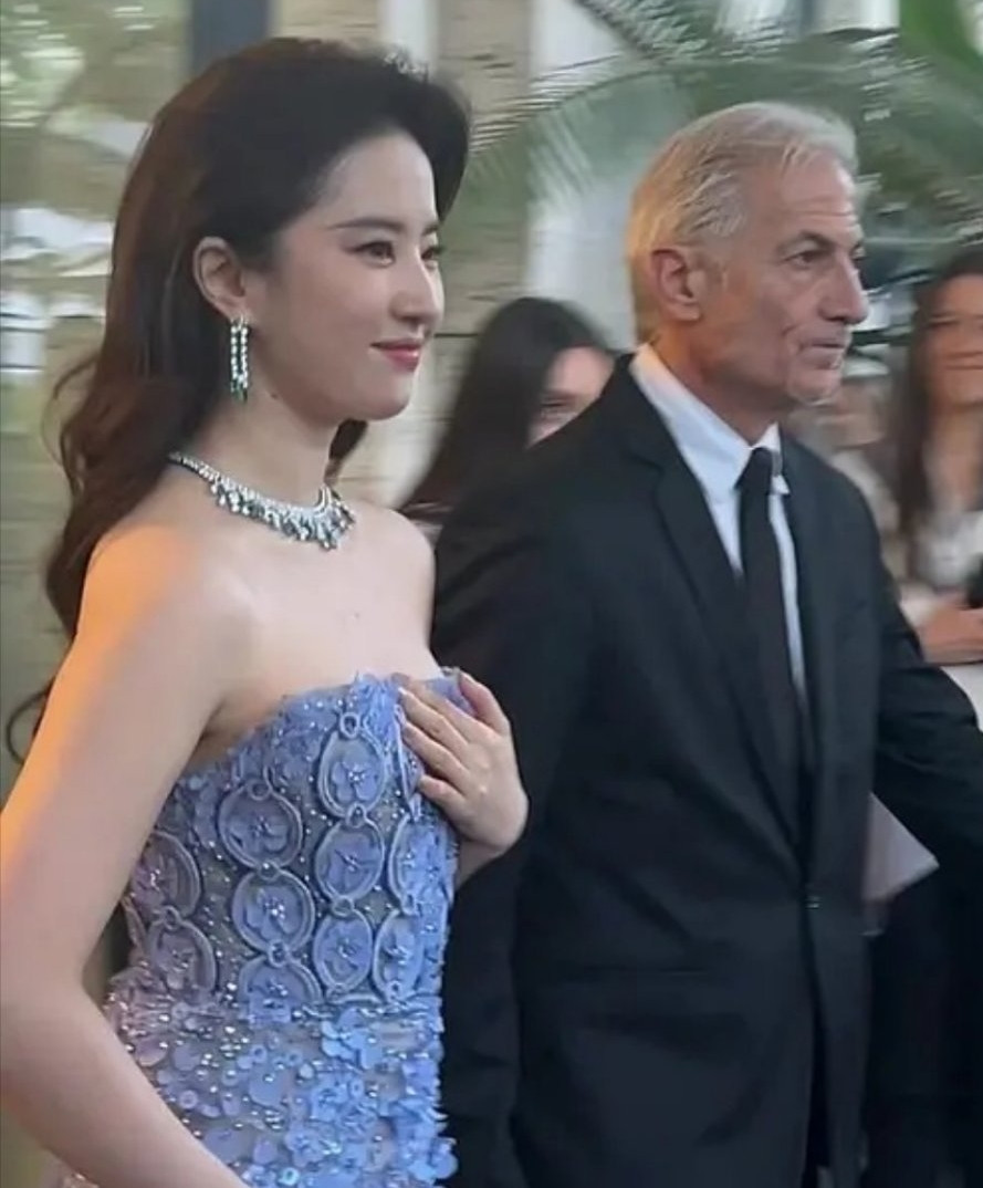 Hình ảnh chưa qua chỉnh sửa của Lưu Diệc Phi cũng gây sốt vì xinh đẹp. Lưu Diệc Phi là diễn viên 8X duy nhất tại Trung Quốc có tầm ảnh hưởng quốc tế nhờ đóng phim điện ảnh Mulan do Disney sản xuất. Cô cũng được nhiều thương hiệu thời trang cao cấp trên thế giới ký hợp đồng làm người đại diện toàn cầu. Sắp tới, nữ diễn viên trở lại với tác phẩm truyền hình Câu chuyện hoa hồng. Trong phim, Lưu Diệc Phi hợp tác với dàn nam thần như Hoắc Kiến Hoa, Đồng Đại Vi, Lâm Nhất, Lâm Canh Tân, Bành Quán Anh. Hiện tại, cô vẫn chưa xác định dự án phim mới. Hình ảnh chưa qua chỉnh sửa của Lưu Diệc Phi cũng gây sốt vì xinh đẹp. Lưu Diệc Phi là diễn viên 8X duy nhất tại Trung Quốc có tầm ảnh hưởng quốc tế nhờ đóng phim điện ảnh Mulan do Disney sản xuất. Cô cũng được nhiều thương hiệu thời trang cao cấp trên thế giới ký hợp đồng làm người đại diện toàn cầu. Sắp tới, nữ diễn viên trở lại với tác phẩm truyền hình Câu chuyện hoa hồng. Trong phim, Lưu Diệc Phi hợp tác với dàn nam thần như Hoắc Kiến Hoa, Đồng Đại Vi, Lâm Nhất, Lâm Canh Tân, Bành Quán Anh. Hiện tại, cô vẫn chưa xác định dự án phim mới.