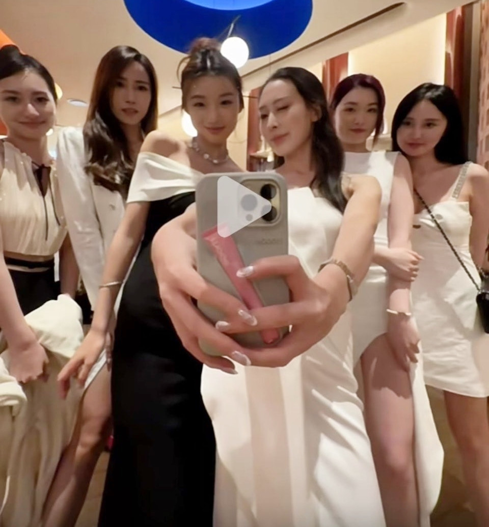 Dàn người đẹp rủ nhau bỏ thi sau đó đi ăn uống, tạm biệt nhau. Dàn người đẹp rủ nhau bỏ thi sau đó đi ăn uống, tạm biệt nhau.