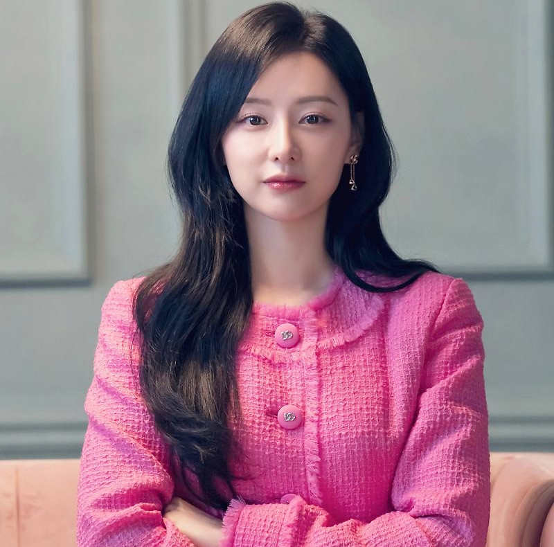 Bên cạnh diễn xuất được đánh giá cao, Kim Ji Won còn nhận được nhiều lời khen ngợi về sắc vóc. Trên các diễn đàn mạng xã hội Hàn Quốc, khán giả đánh giá "gương mặt tuyệt đẹp tự nhiên của Kim Ji Won là thứ mà những cuộc phẫu thuật thẩm mỹ không thể tạo được".