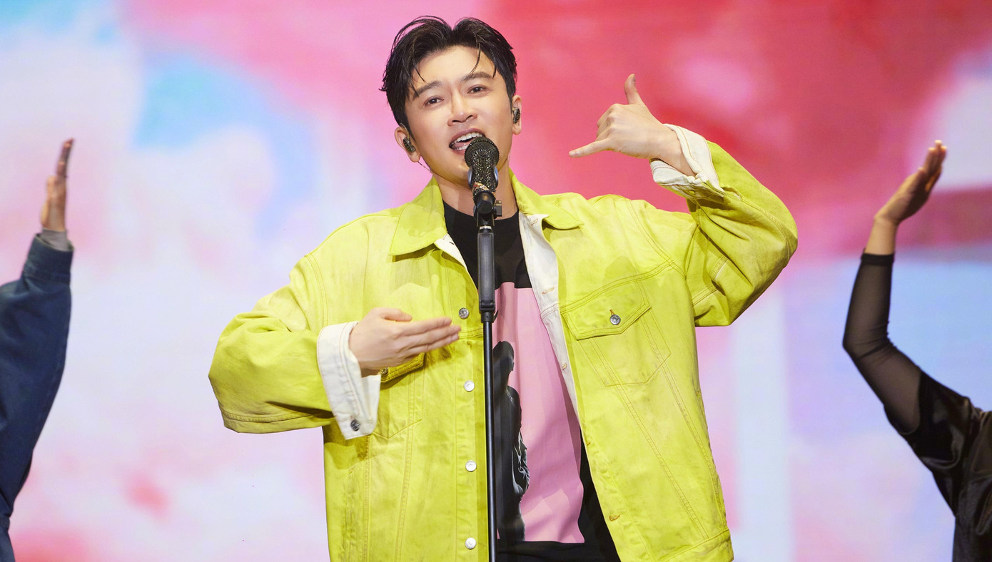 Tô Hữu Bằng trẻ trung ở tuổi 51.