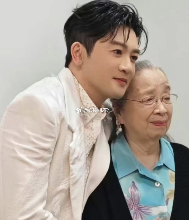 "Dung ma ma" - Lý Minh Khải tới dự concert của "Ngũ a ca" Tô Hữu Bằng.