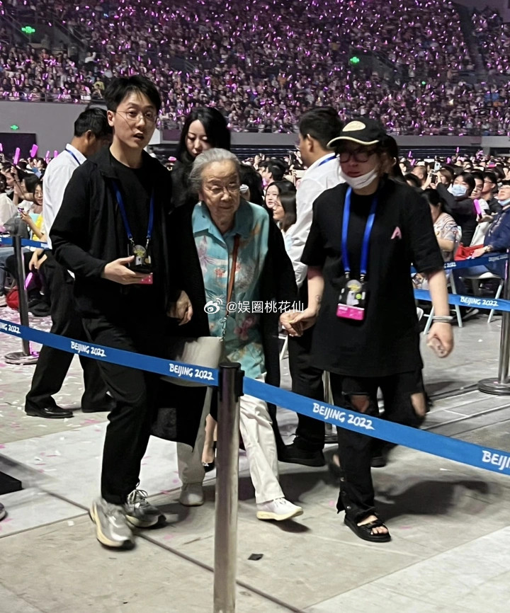 "Dung ma ma" - Lý Minh Khải tới dự concert của "Ngũ a ca" Tô Hữu Bằng.