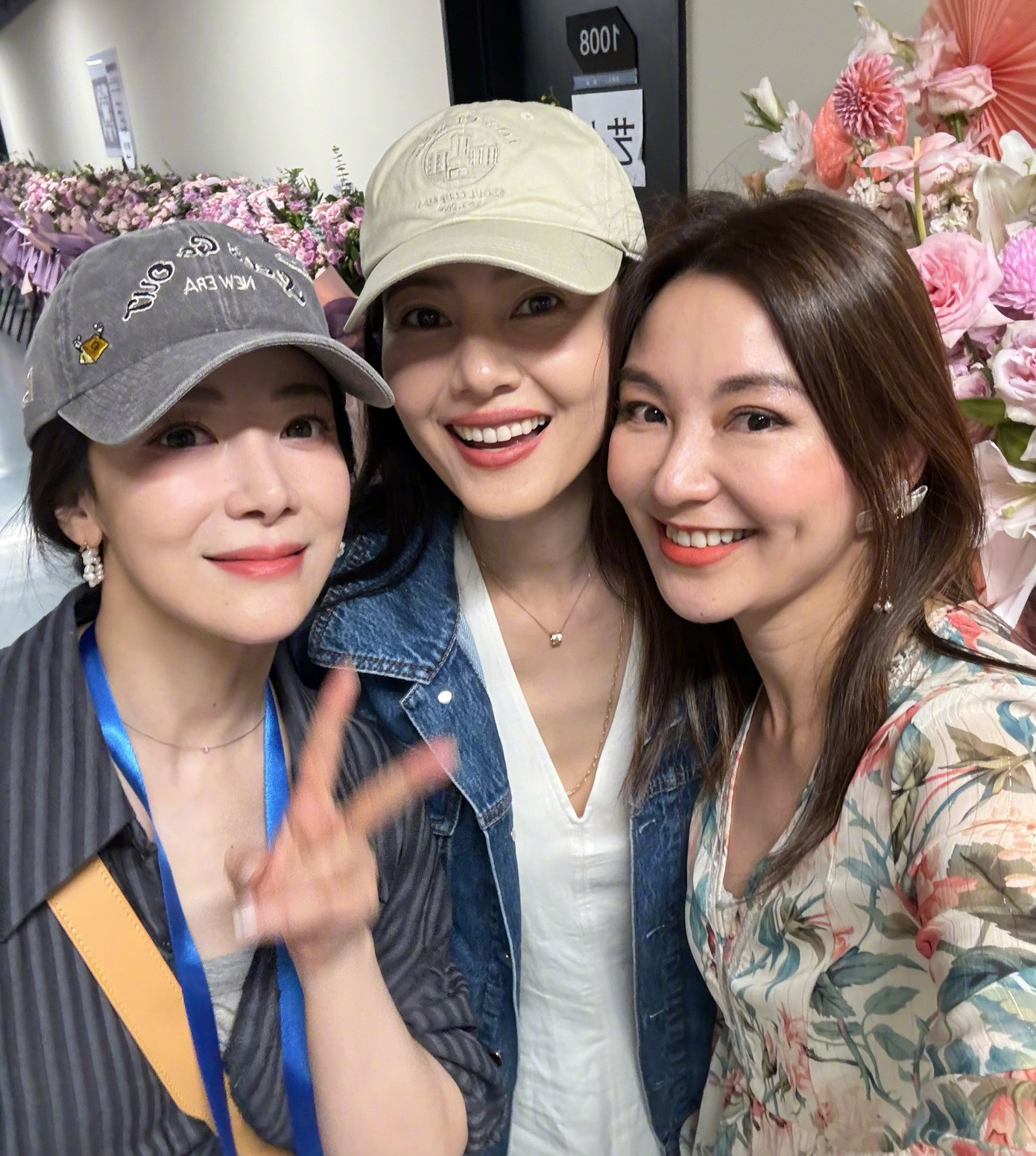 Tô Hữu Bằng gặp lại dàn mỹ nhân trong Ỷ Thiên Đồ Long Ký 2003.