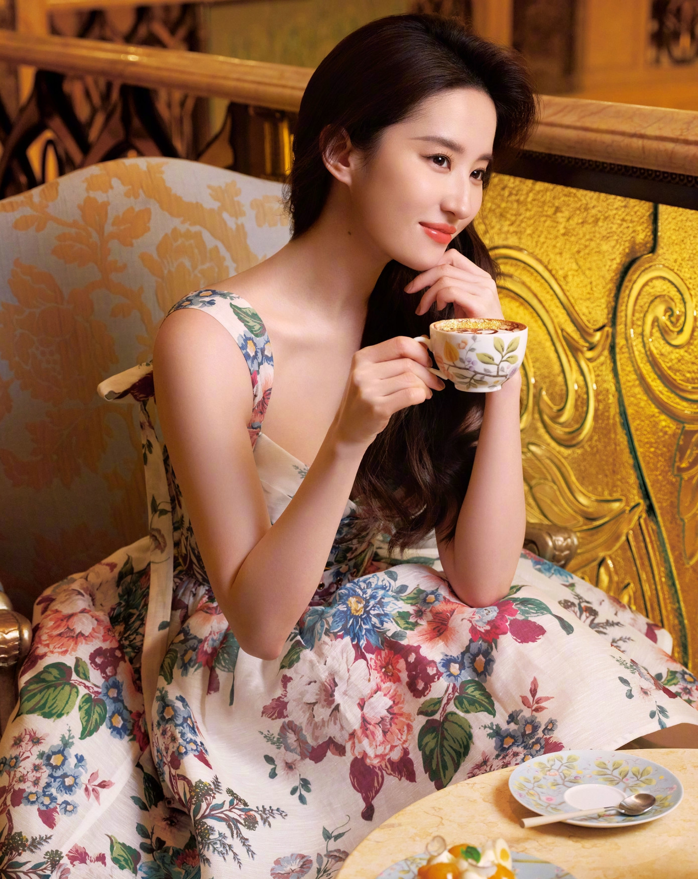 Do đó, khán giả mong đợi dự án mới Câu chuyện hoa hồng, trong phim cô hợp tác với các nam thần màn ảnh một thời như Hoắc Kiến Hoa, Bành Quán Anh, Lâm Canh Tân. Theo nguyên tác, Lưu Diệc Phi vào vai Hoàng Diệc Mai, từ nhỏ đã thông minh xinh đẹp, biết cưỡi ngựa, quay phim, học kiếm đạo, làm việc giám định nghệ thuật, là nữ thần mà mọi người đều thấy thu hút. Do đó, khán giả mong đợi dự án mới Câu chuyện hoa hồng, trong phim cô hợp tác với các nam thần màn ảnh một thời như Hoắc Kiến Hoa, Bành Quán Anh, Lâm Canh Tân. Theo nguyên tác, Lưu Diệc Phi vào vai Hoàng Diệc Mai, từ nhỏ đã thông minh xinh đẹp, biết cưỡi ngựa, quay phim, học kiếm đạo, làm việc giám định nghệ thuật, là nữ thần mà mọi người đều thấy thu hút.