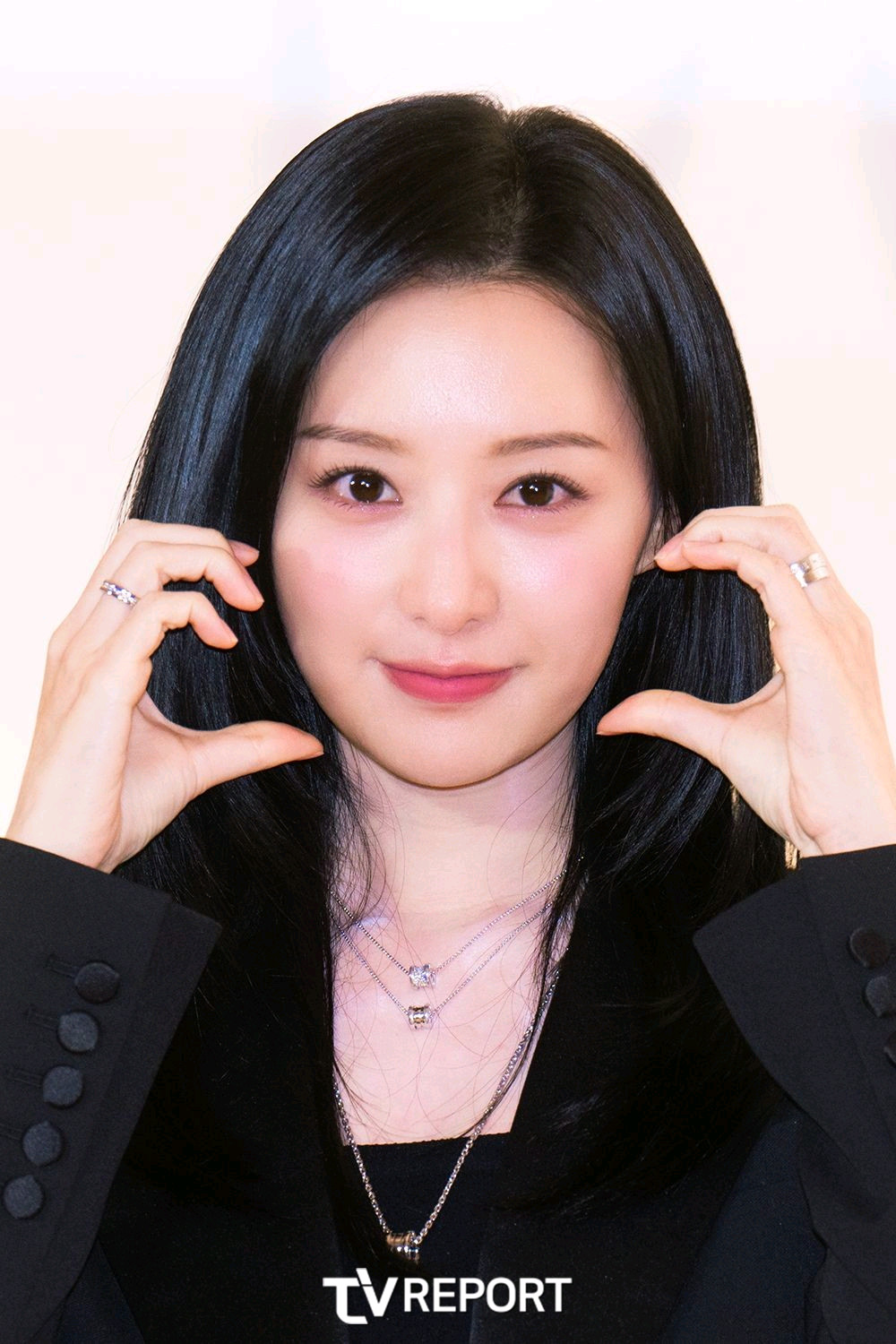 Kim Ji Won sinh năm 1992, tốt nghiệp chuyên ngành sân khấu tại Đại học Dongguk. Kim Ji Won từng được đào tạo để trở thành ca sĩ thần tượng. Tuy nhiên, con đường diễn xuất của cô rộng mở sau khi người đẹp nổi tiếng với các video quảng cáo. Khi mới vào nghề, Kim Ji Won còn được mệnh danh là "tiểu Kim Tae Hee".