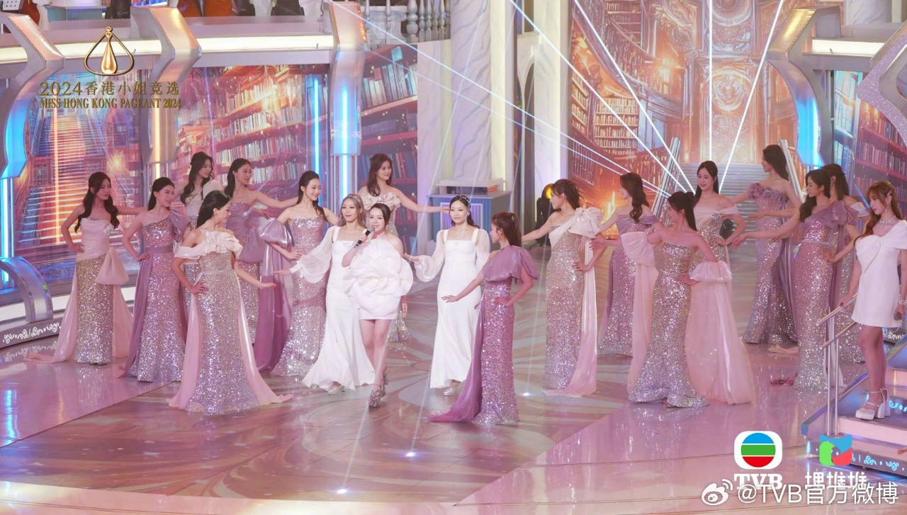 Cuộc thi Hoa hậu Hong Kong 2024 có chủ đề &quot;Tự hào là phụ nữ&quot; với thành phần ban giám khảo đều là nữ giới. Ban giám khảo chính gồm người sáng lập cuộc thi Hoa hậu Hong Kong Lương Thục Di, nữ diễn viên Uông Minh Thuyên, Chủ tịch Hiệp hội múa Bale Hong Kong Hà Siêu Phượng, Chủ tịch Cục phát triển công tác tình nguyện Bành Vận Hi, Giám đốc Học viện biểu diễn Nghệ thuật Hong Kong Dương Minh Thi. Phần thi &quot;Hoa hậu ăn ảnh&quot; gồm 5 giám khảo là Tào Mẫn Lệ, Trần Pháp Dung, Chu Khải Đình, Ông Gia Tuệ, đều là những ngôi sao bước ra từ đấu trường nhan sắc từ các năm trước.