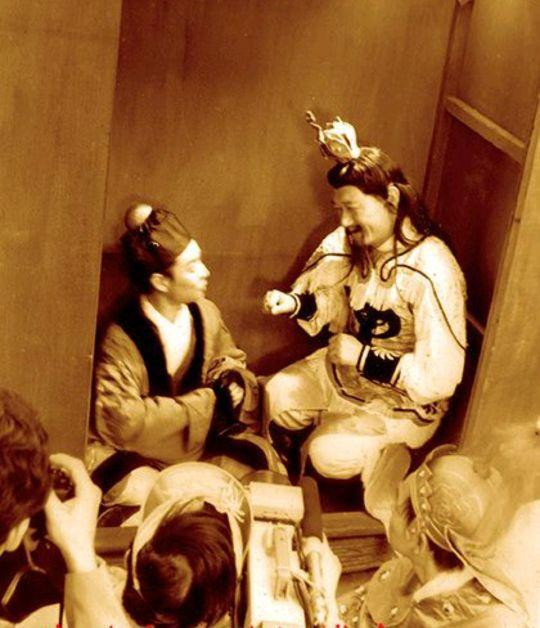 Nhân vật đạo sĩ bị cạo đầu thành hòa thượng trong phim do một vị giám đốc Đài truyền hình Trung ương Trung Quốc CCTV đảm nhiệm, là đồng nghiệp với đạo diễn Dương Khiết, được đoàn phim trưng dụng tạm thời.