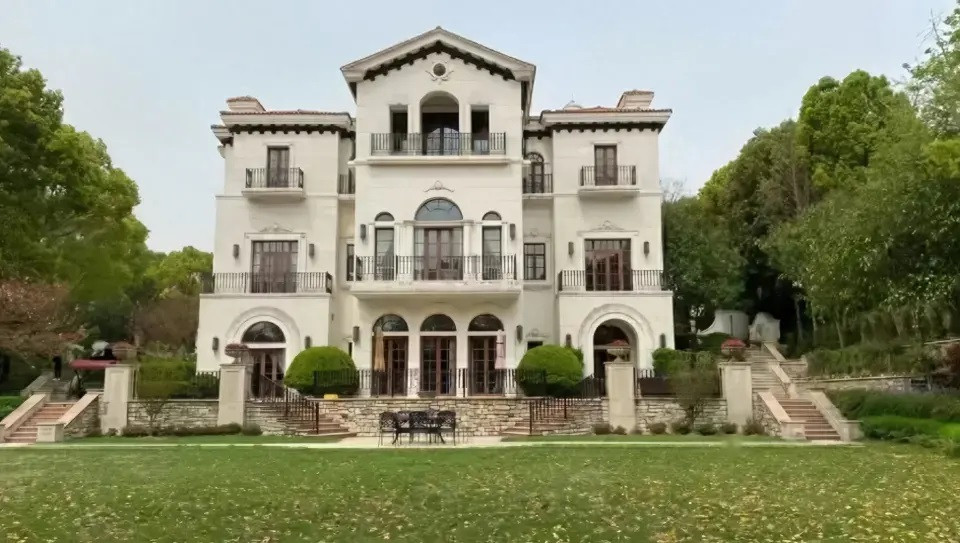 Bên ngoài căn biệt thự trị giá hàng triệu USD của gia đình Lục Nghị tại Thượng Hải. Ảnh: QQ. Bên ngoài căn biệt thự trị giá hàng triệu USD của gia đình Lục Nghị tại Thượng Hải. Ảnh: QQ.