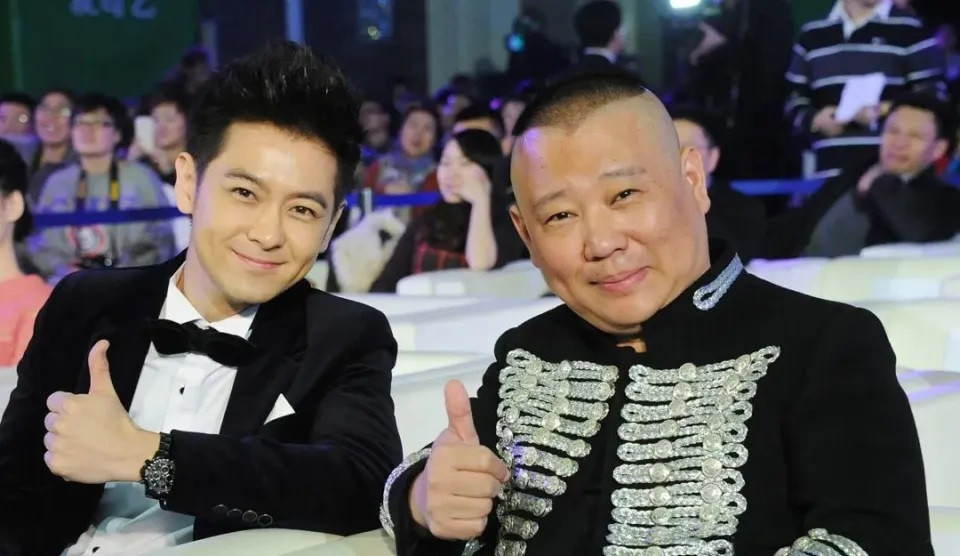 Theo Sohu, nếu để so sánh các nghệ sĩ với người dân bình thường sẽ có sự chênh lệch vì tính chất công việc, cách sống. Tuy nhiên, trong giới giải trí cũng có những trường hợp các ngôi sao cùng độ tuổi nhưng nhìn như cha con. Trong đó, nổi bật nhất là màn so sánh ngoại hình giữa Lâm Chí Dĩnh và danh hài Quách Đức Cương, tài tử Thiên long bát bộ chỉ kém đàn anh một tuổi. Lâm Chí Dĩnh sinh năm 1974, nổi tiếng là nam thần không tuổi của giới giải trí Hoa ngữ. Quách Đức Cương là ông chủ của nhóm hài Đức Vân Xã (nhóm hài kịch Tướng Thanh, một loại hài độc thoại của Trung Quốc). Khán giả bình luận, nhìn Lâm Chí Dĩnh như con trai lớn của Quách Đức Cương.