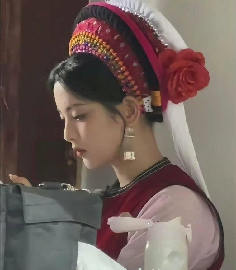 Dương Siêu Việt từng giành vị trí Mỹ nhân đẹp nhất giới giải trí Hoa ngữ theo bình chọn của khán giả trên trang TC Candler. Theo Sina, gương mặt ăn ảnh là ưu điểm lớn nhất của mỹ nhân sinh năm 1998 bởi cô hát không hay, nhảy không giỏi nhưng vẫn có đông người hâm mộ vì ngoại hình xuất sắc. Hiện tại, Dương Siêu Việt chuyển hướng sang diễn xuất. Từ vị trí bị chê là thảm họa, hiện tại nữ diễn viên trẻ đã có nhiều tiến bộ trong cách thể hiện nhân vật.