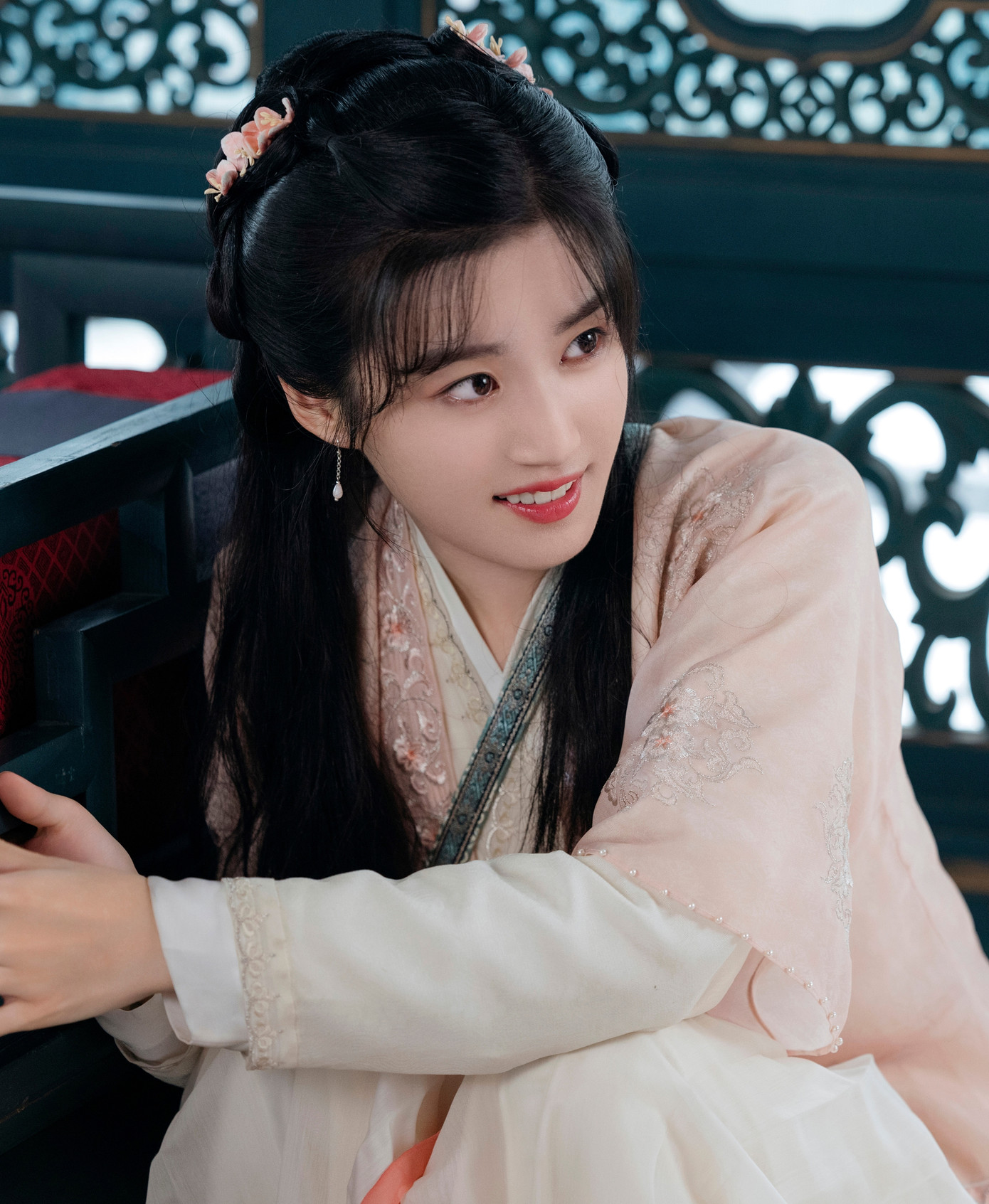 Mới đây, khi xuất hiện trong phim Tích Hoa Chỉ, Lư Dục Hiểu diễn cô bé ngốc nghếch đáng yêu (trái), hình tượng đối lập một Thượng Quan Thiển giỏi mưu mô, quyến rũ (phải) trong Vân Chi Vũ. Khán giả đánh giá Lư Dục Hiểu nắm bắt tâm lý nhân vật tốt, khả năng diễn xuất có tiềm năng, thể hiện thành công nhiều dạng nhân vật. Theo Sohu, Lư Dục Hiểu đang được các nhà sản xuất ưu ái đặt nhiều kỳ vọng. Mới đây, cô được biên kịch Vu Chính khen ngợi và mời đóng chính trong dự án Ngũ phúc lâm môn. Mới đây, khi xuất hiện trong phim Tích Hoa Chỉ, Lư Dục Hiểu diễn cô bé ngốc nghếch đáng yêu (trái), hình tượng đối lập một Thượng Quan Thiển giỏi mưu mô, quyến rũ (phải) trong Vân Chi Vũ. Khán giả đánh giá Lư Dục Hiểu nắm bắt tâm lý nhân vật tốt, khả năng diễn xuất có tiềm năng, thể hiện thành công nhiều dạng nhân vật. Theo Sohu, Lư Dục Hiểu đang được các nhà sản xuất ưu ái đặt nhiều kỳ vọng. Mới đây, cô được biên kịch Vu Chính khen ngợi và mời đóng chính trong dự án Ngũ phúc lâm môn.