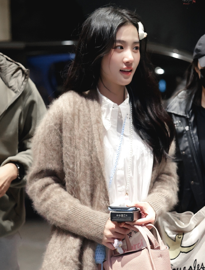 Đáng tiếc, những lời chỉ trích này lại nhận được nhiều sự đồng tình của công chúng. Đây cũng là lần đầu việc người hâm mộ bỏ thần tượng vì xấu trở thành tiêu điểm bàn luận. Đáng tiếc, những lời chỉ trích này lại nhận được nhiều sự đồng tình của công chúng. Đây cũng là lần đầu việc người hâm mộ bỏ thần tượng vì xấu trở thành tiêu điểm bàn luận.