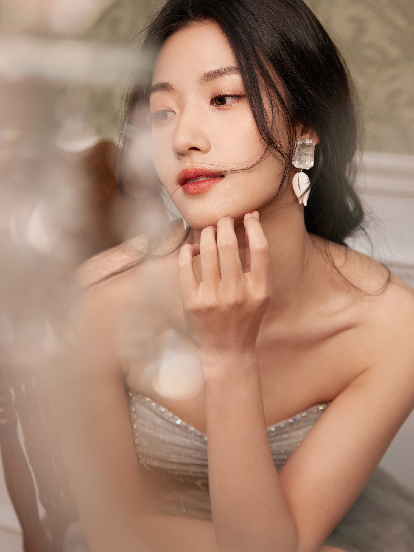 Do đó, sau khi nhận những góp ý của khán giả, Lư Dục Hiểu đã phải đi học về cách đi đứng, tạo dáng, đồng thời thay đổi các kiểu trang điểm để tìm ra phong cách có thể tôn lên những ưu điểm ngoại hình của mình. Những thay đổi tích cực của cô nhận được phản hồi tích cực của truyền thông và công chúng. Do đó, sau khi nhận những góp ý của khán giả, Lư Dục Hiểu đã phải đi học về cách đi đứng, tạo dáng, đồng thời thay đổi các kiểu trang điểm để tìm ra phong cách có thể tôn lên những ưu điểm ngoại hình của mình. Những thay đổi tích cực của cô nhận được phản hồi tích cực của truyền thông và công chúng.