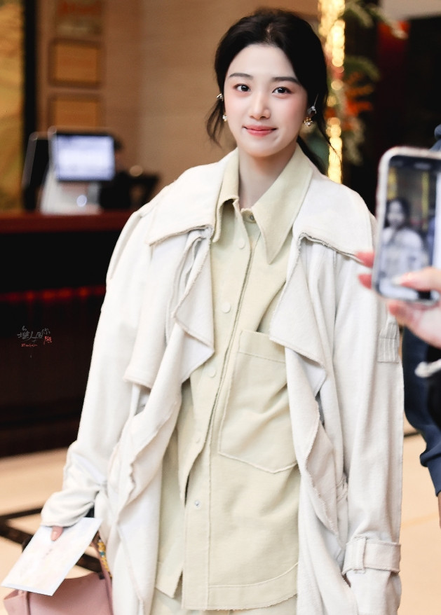 Không những vậy, ngôi sao Vân Chi Vũ còn không chăm chút ngoại hình mỗi khi xuất hiện. Đầu tháng 4, một người hâm mộ của Lư Dục Hiểu bày tỏ sẽ không làm fan của nữ diễn viên vì quá nản trước phong cách xấu của cô. Người này cho rằng thời trang của Lư Dục Hiểu khi tham gia các sự kiện công khai kém nổi bật "tóc tai rũ rượi", "lưng gù cổ cong không tự tin", "chân vòng kiềng", "cô ấy là minh tinh nhếch nhác, lôi thôi nhất". Khi tham gia show cùng nam diễn viên Vương Tinh Việt (sinh năm 2002), phong cách xuề xòa khiến Lư Dục Hiểu bị ví là "bác gái của Vương Tinh Việt". Không những vậy, ngôi sao Vân Chi Vũ còn không chăm chút ngoại hình mỗi khi xuất hiện. Đầu tháng 4, một người hâm mộ của Lư Dục Hiểu bày tỏ sẽ không làm fan của nữ diễn viên vì quá nản trước phong cách xấu của cô. Người này cho rằng thời trang của Lư Dục Hiểu khi tham gia các sự kiện công khai kém nổi bật "tóc tai rũ rượi", "lưng gù cổ cong không tự tin", "chân vòng kiềng", "cô ấy là minh tinh nhếch nhác, lôi thôi nhất". Khi tham gia show cùng nam diễn viên Vương Tinh Việt (sinh năm 2002), phong cách xuề xòa khiến Lư Dục Hiểu bị ví là "bác gái của Vương Tinh Việt".