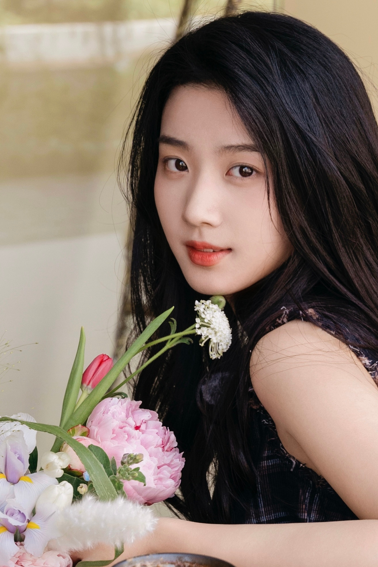 Lư Dục Hiểu sinh năm 1999, sau khi du học tại Anh, cô trở lại Trung Quốc và gia nhập làng giải trí. Nữ diễn viên trẻ từng được yêu thích với bộ phim thanh xuân vườn trường Thời gian và anh vừa hay đúng lúc. Bên cạnh đó, cô còn đảm nhận vai phụ trong các phim như Ngọc cốt dao, Bảy kiếp may mắn, Tây xuất ngọc môn, Tích hoa chỉ. Lư Dục Hiểu được đánh giá có ngoại hình xinh xắn, hiền lành như "thỏ non". Dù chỉ là tay ngang, diễn xuất của cô tự nhiên, dễ khiến khán giả yêu mến. Trong phim Vân Chi Vũ, Lư Dục Hiểu đã lấn át đàn chị Ngu Thư Hân cả về diễn xuất lẫn ngoại hình. Cô cũng được đánh giá cao khi chấp nhận vai diễn ít thời lượng xuất hiện nhưng có tính cách khác biệt để làm mới hình ảnh của mình. Lư Dục Hiểu sinh năm 1999, sau khi du học tại Anh, cô trở lại Trung Quốc và gia nhập làng giải trí. Nữ diễn viên trẻ từng được yêu thích với bộ phim thanh xuân vườn trường Thời gian và anh vừa hay đúng lúc. Bên cạnh đó, cô còn đảm nhận vai phụ trong các phim như Ngọc cốt dao, Bảy kiếp may mắn, Tây xuất ngọc môn, Tích hoa chỉ. Lư Dục Hiểu được đánh giá có ngoại hình xinh xắn, hiền lành như "thỏ non". Dù chỉ là tay ngang, diễn xuất của cô tự nhiên, dễ khiến khán giả yêu mến. Trong phim Vân Chi Vũ, Lư Dục Hiểu đã lấn át đàn chị Ngu Thư Hân cả về diễn xuất lẫn ngoại hình. Cô cũng được đánh giá cao khi chấp nhận vai diễn ít thời lượng xuất hiện nhưng có tính cách khác biệt để làm mới hình ảnh của mình.