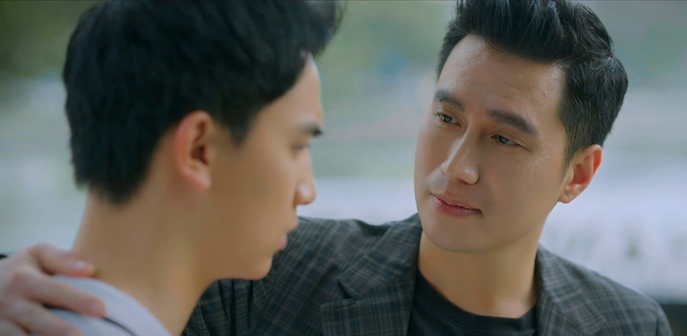 Sếp Vinh là kẻ gian xảo. Hành vi ép nhân viên nữ đi tiếp khách khiến khán giả khinh thường anh ta.