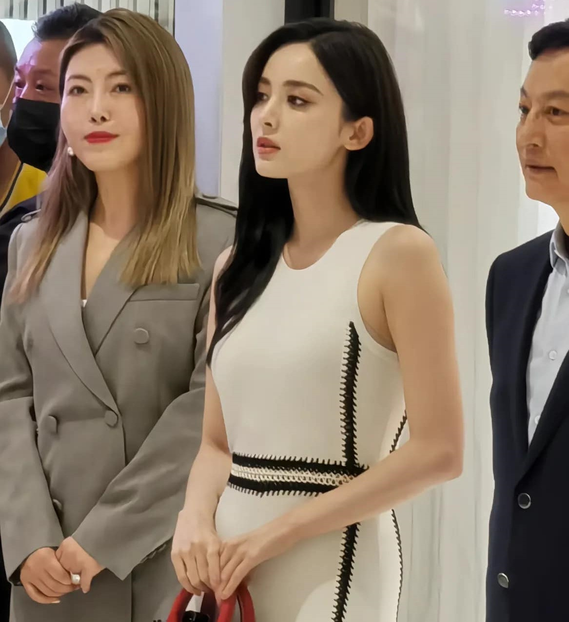 Cổ Lực Na Trát từng bị chê diễn dở, tính cách ngốc nghếch thường vướng scandal không đáng có, nhưng không ai có thể phủ nhận ngoại hình tựa tiên nữ của cô.