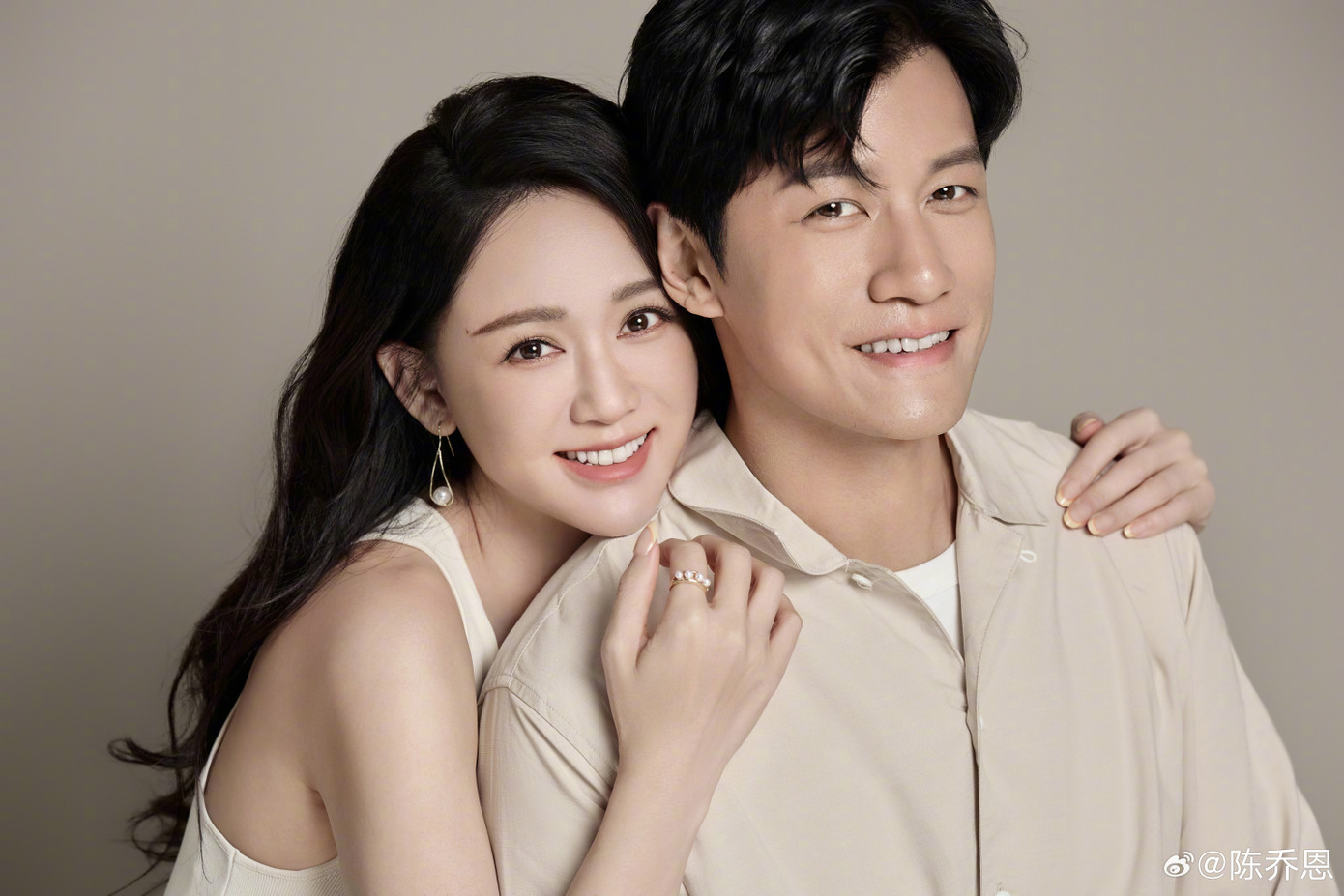 Khi tham gia chương trình về tình yêu, Trần Kiều Ân đã bước sang tuổi 40, cô hơn chồng 9 tuổi. Ông xã Trần Kiều Ân được giới thiệu là thanh niên tài giỏi, gia thế khủng, sở hữu cả trực thăng riêng là người Malaysia gốc Hoa. Lúc đầu, khán giả cho rằng Tằng Vỹ Xương là người đào hoa, anh thậm chí còn bị đào bới thông tin có quan hệ với gái quán bar và đã có con riêng.