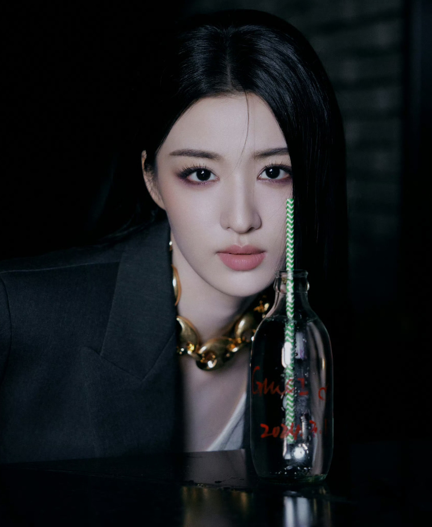 Tuy nhiên, năm 2023, cô vướng vào lùm xùm tình ái với nam diễn viên Dương Dương sau khi đóng chung trong phim Khói lửa nhân gian của tôi. Vương Sở Nhiên bị bắt gặp được trợ lý của Dương Dương đón lên khách sạn suốt 3 ngày cùng đàn anh. Cô bị chỉ trích là mải mê yêu đương khi sự nghiệp đang trên đà phát triển. Thế nhưng, Dương Dương và Vương Sở Nhiên lại giữ im lặng về chuyện tình cảm. Tuy nhiên, năm 2023, cô vướng vào lùm xùm tình ái với nam diễn viên Dương Dương sau khi đóng chung trong phim Khói lửa nhân gian của tôi. Vương Sở Nhiên bị bắt gặp được trợ lý của Dương Dương đón lên khách sạn suốt 3 ngày cùng đàn anh. Cô bị chỉ trích là mải mê yêu đương khi sự nghiệp đang trên đà phát triển. Thế nhưng, Dương Dương và Vương Sở Nhiên lại giữ im lặng về chuyện tình cảm.