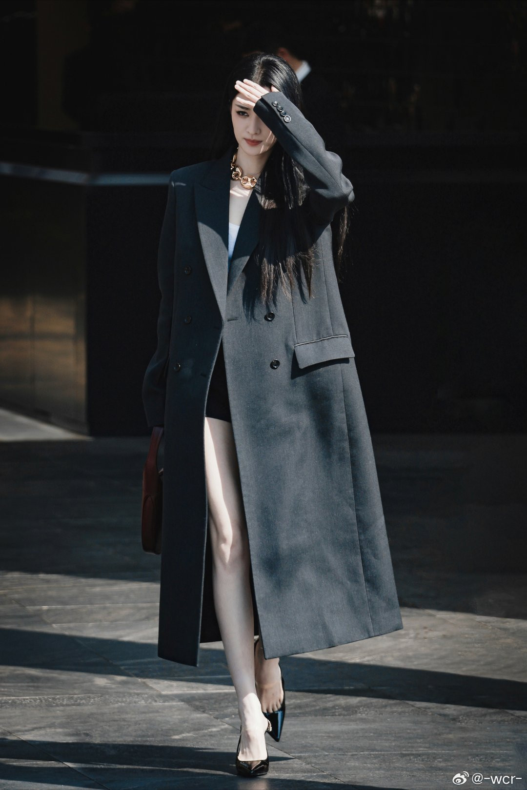 Vương Sở Nhiên khoe đôi chân dài thẳng tắp với chiều cao 1,72 m. Cô mặc quần ngắn cùng áo khoác dài, phong cách thời thượng quyến rũ không thua các ngôi sao Hàn Quốc. Sự xuất hiện của Vương Sở Nhiên nhận được nhiều lời khen trên khắp các mạng xã hội Trung Quốc. Trạng thái của người đẹp sinh năm 1999 được đánh giá cao. Vương Sở Nhiên khoe đôi chân dài thẳng tắp với chiều cao 1,72 m. Cô mặc quần ngắn cùng áo khoác dài, phong cách thời thượng quyến rũ không thua các ngôi sao Hàn Quốc. Sự xuất hiện của Vương Sở Nhiên nhận được nhiều lời khen trên khắp các mạng xã hội Trung Quốc. Trạng thái của người đẹp sinh năm 1999 được đánh giá cao.