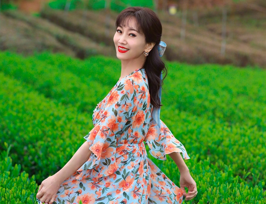 Nữ diễn viên Triệu Nhã Chi cũng từng nhận được sự ngưỡng mộ của công chúng khi chia sẻ hình tham gia họp lớp. Trong khi những người đồng lứa đã thể hiện dấu vết thời gian thân hình không còn thon gọn, sức khỏe giảm sút, Triệu Nhã Chi vẫn nổi bật với phong cách thiếu nữ quyến rũ.