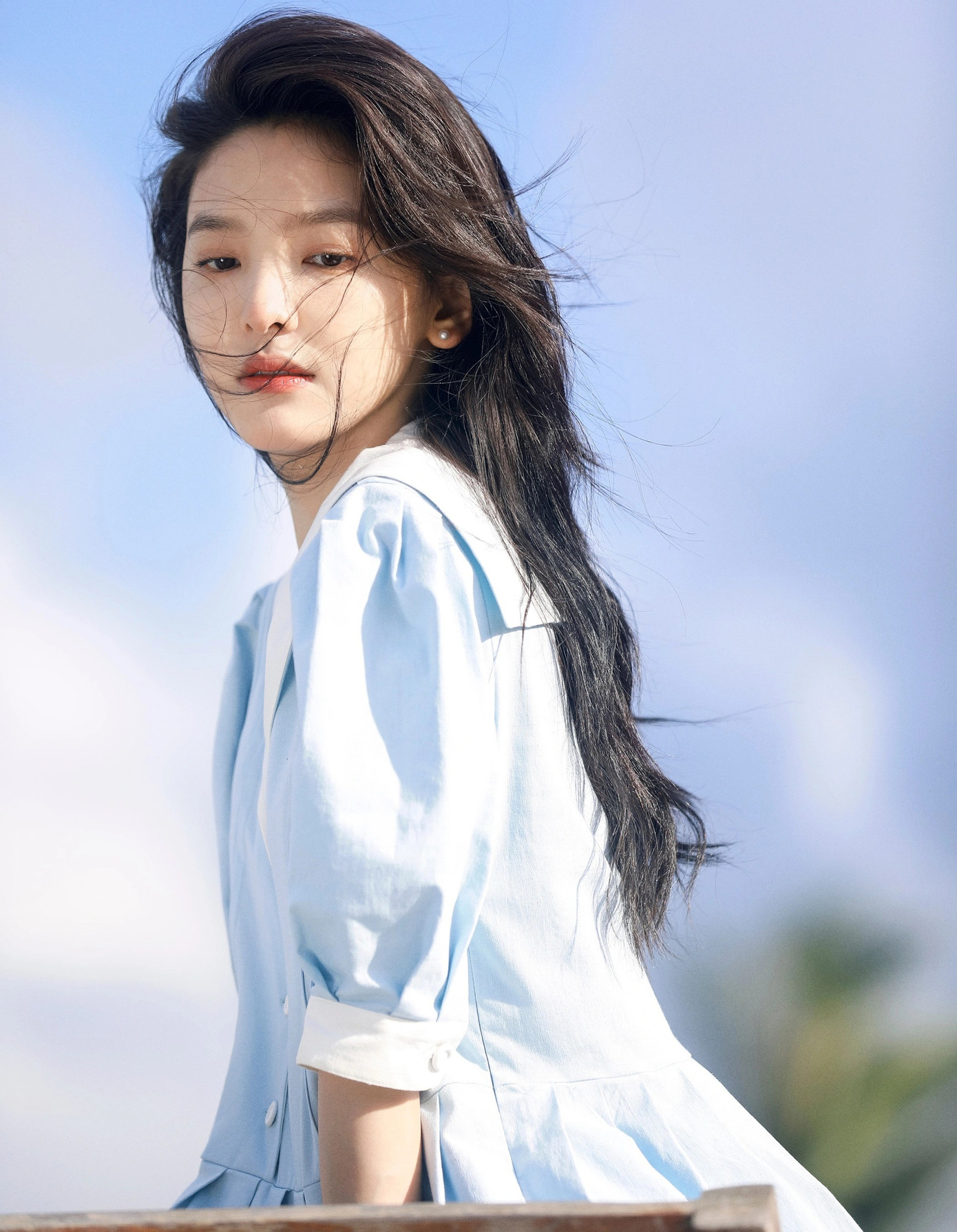 Bên cạnh đó, Chương Nhược Nam còn khiến khán giả chua xót khi kể câu chuyện xuất thân của mình. Nữ diễn viên sinh ra trong gia đình có ba con gái và một con trai, Nhược Nam là chị cả. Cha mẹ trọng nam khinh nữ muốn có con trai nên đã đặt tên cho ba chị em cô lần lượt là Nam - Ý - Dao với mong muốn có được quý tử. Sau khi bước chân vào giới giải trí, nữ diễn viên mới đổi tên. Bên cạnh đó, dù đã hoạt động được 6 năm, nữ diễn viên không có tài sản riêng vì tiền kiếm được đều để chu cấp cho gia đình.