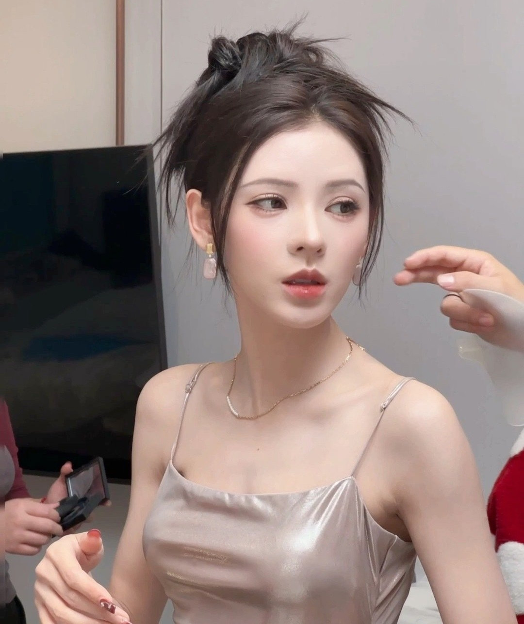 Sau phần trình diễn của Trương Dư Hi, nhiều khán giả bình luận: "Cô ấy thật đẹp, nhưng đừng hát", "Trương Dư Hi xứng đáng là gương mặt đại diện của nhóm, nhưng giọng hát lệch tông quá", "Nhà đài hại cô ấy", "Khuôn mặt thiên thần, giọng hát ác quỷ". Tuy nhiên cũng có khán giả vẫn ủng hộ Trương Dư Hi: "Tôi có thể vì nhan sắc tuyệt vời này mà bỏ qua giọng hát kinh khủng đó", "Các thí sinh khác làm tốt nên Trương Dư Hi bị tụt lại, hy vọng các tập sau cô ấy thể hiện tốt". Sau phần trình diễn của Trương Dư Hi, nhiều khán giả bình luận: "Cô ấy thật đẹp, nhưng đừng hát", "Trương Dư Hi xứng đáng là gương mặt đại diện của nhóm, nhưng giọng hát lệch tông quá", "Nhà đài hại cô ấy", "Khuôn mặt thiên thần, giọng hát ác quỷ". Tuy nhiên cũng có khán giả vẫn ủng hộ Trương Dư Hi: "Tôi có thể vì nhan sắc tuyệt vời này mà bỏ qua giọng hát kinh khủng đó", "Các thí sinh khác làm tốt nên Trương Dư Hi bị tụt lại, hy vọng các tập sau cô ấy thể hiện tốt".