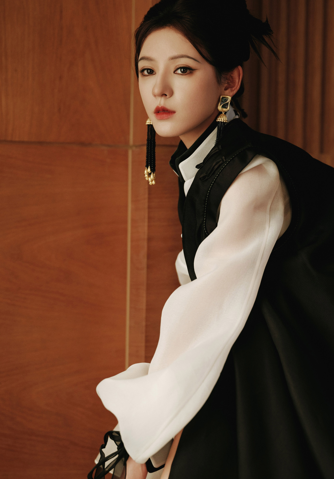 Trương Dư Hi sinh năm 1993, tốt nghiệp Học viện trang phục Bắc Kinh. Cô từng là hot girl nổi tiếng trên mạng xã hội Trung Quốc với những bộ ảnh quyến rũ trước khi dấn thân vào diễn xuất. Cô từng là bạn gái của thiếu gia giàu có, nổi tiếng nhất Trung Quốc một thời - Vương Tư Thông. Trương Dư Hi sinh năm 1993, tốt nghiệp Học viện trang phục Bắc Kinh. Cô từng là hot girl nổi tiếng trên mạng xã hội Trung Quốc với những bộ ảnh quyến rũ trước khi dấn thân vào diễn xuất. Cô từng là bạn gái của thiếu gia giàu có, nổi tiếng nhất Trung Quốc một thời - Vương Tư Thông.