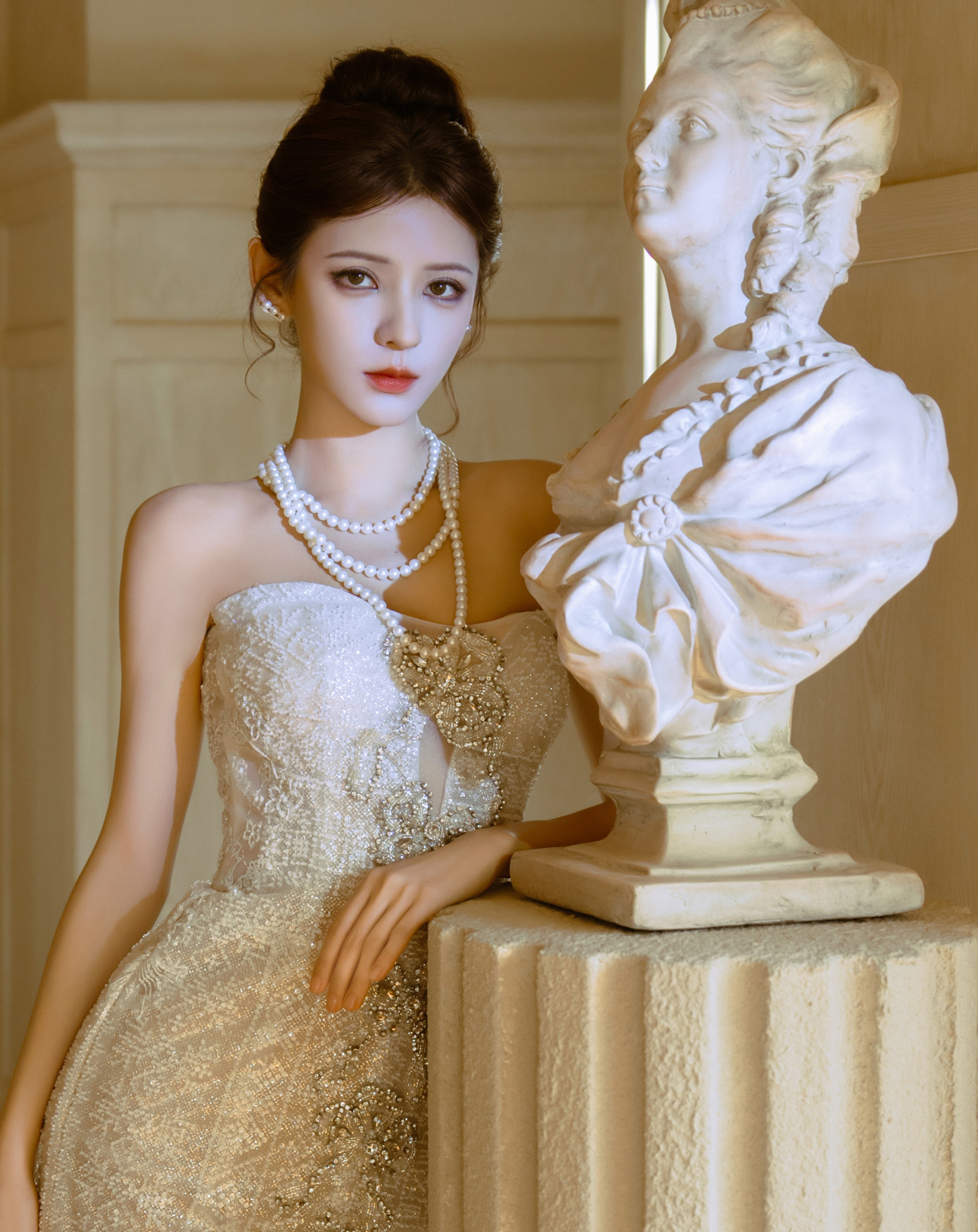 Trương Dư Hi sinh năm 1993, tốt nghiệp Học viện trang phục Bắc Kinh. Cô từng là hot girl nổi tiếng trên mạng xã hội Trung Quốc với những bộ ảnh quyến rũ trước khi dấn thân vào diễn xuất. Cô từng là bạn gái của thiếu gia giàu có, nổi tiếng nhất Trung Quốc một thời - Vương Tư Thông. Trương Dư Hi sinh năm 1993, tốt nghiệp Học viện trang phục Bắc Kinh. Cô từng là hot girl nổi tiếng trên mạng xã hội Trung Quốc với những bộ ảnh quyến rũ trước khi dấn thân vào diễn xuất. Cô từng là bạn gái của thiếu gia giàu có, nổi tiếng nhất Trung Quốc một thời - Vương Tư Thông.