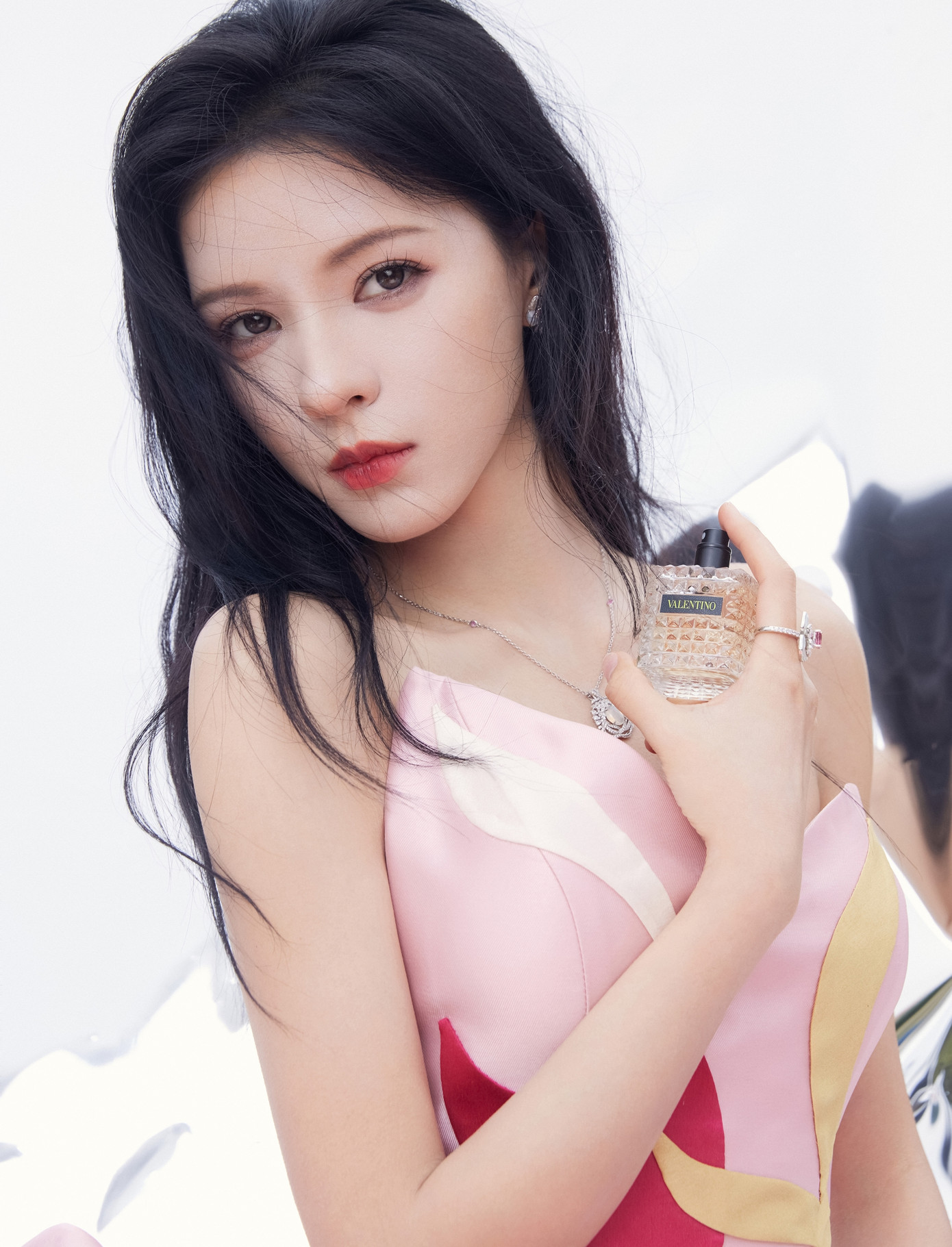 Sau phần trình diễn của Trương Dư Hi, nhiều khán giả bình luận: "Cô ấy thật đẹp, nhưng đừng hát", "Trương Dư Hi xứng đáng là gương mặt đại diện của nhóm, nhưng giọng hát lệch tông quá", "Nhà đài hại cô ấy", "Khuôn mặt thiên thần, giọng hát ác quỷ". Tuy nhiên cũng có khán giả vẫn ủng hộ Trương Dư Hi: "Tôi có thể vì nhan sắc tuyệt vời này mà bỏ qua giọng hát kinh khủng đó", "Các thí sinh khác làm tốt nên Trương Dư Hi bị tụt lại, hy vọng các tập sau cô ấy thể hiện tốt". Sau phần trình diễn của Trương Dư Hi, nhiều khán giả bình luận: "Cô ấy thật đẹp, nhưng đừng hát", "Trương Dư Hi xứng đáng là gương mặt đại diện của nhóm, nhưng giọng hát lệch tông quá", "Nhà đài hại cô ấy", "Khuôn mặt thiên thần, giọng hát ác quỷ". Tuy nhiên cũng có khán giả vẫn ủng hộ Trương Dư Hi: "Tôi có thể vì nhan sắc tuyệt vời này mà bỏ qua giọng hát kinh khủng đó", "Các thí sinh khác làm tốt nên Trương Dư Hi bị tụt lại, hy vọng các tập sau cô ấy thể hiện tốt".