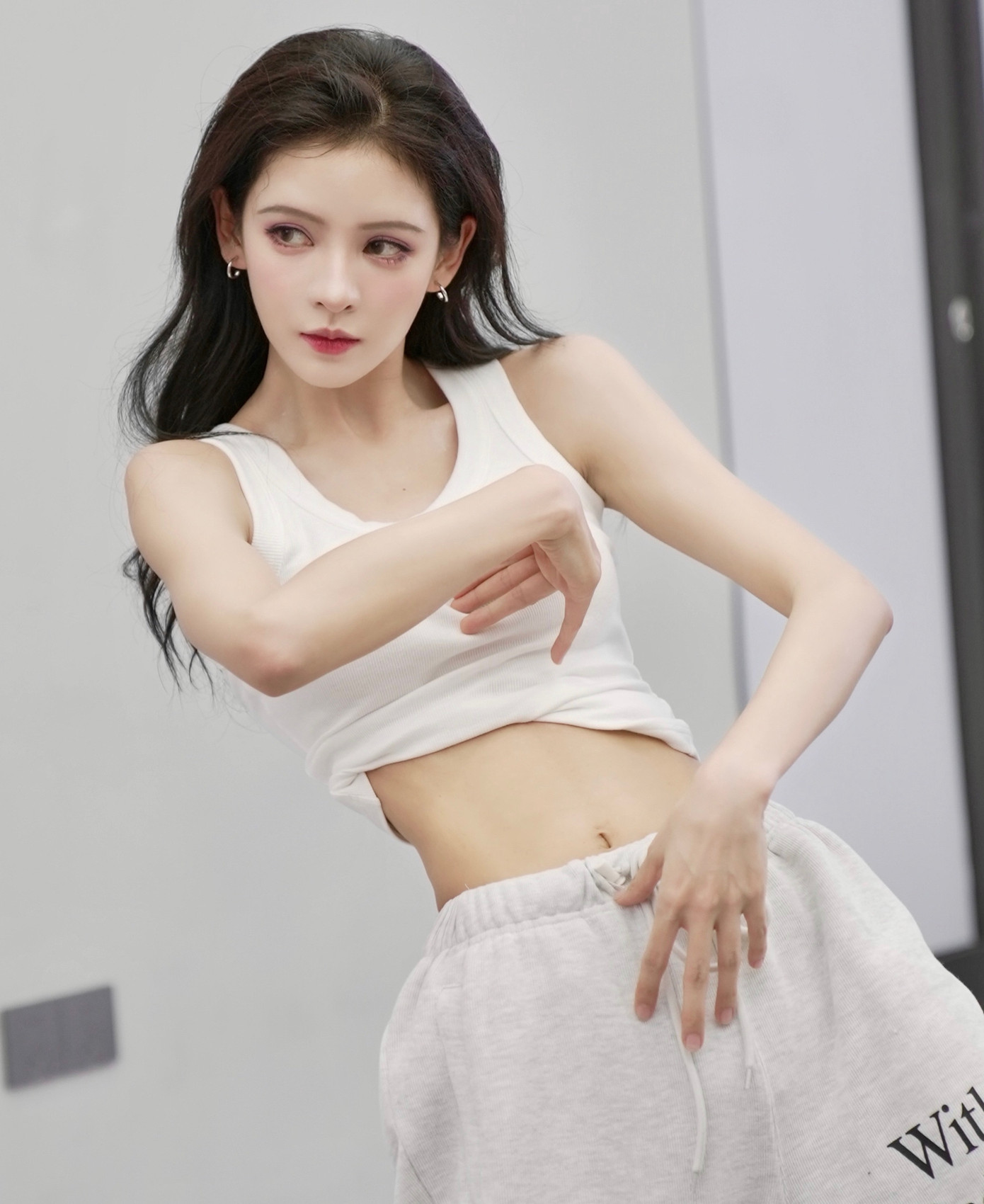 Theo QQ, để chuẩn bị cho màn biểu diễn này, Trương Dư Hi đã kỳ công tập múa, may trang phục riêng. Cô xuất hiện với ngoại hình lộng lẫy, thu hút khán giả từ ánh nhìn đầu tiên. Tuy nhiên, phần âm thanh của Trương Dư Hi không tốt, có vẻ như nữ diễn viên không được đài Hồ Nam chau chuốt âm thanh như các thí sinh khác. Theo QQ, để chuẩn bị cho màn biểu diễn này, Trương Dư Hi đã kỳ công tập múa, may trang phục riêng. Cô xuất hiện với ngoại hình lộng lẫy, thu hút khán giả từ ánh nhìn đầu tiên. Tuy nhiên, phần âm thanh của Trương Dư Hi không tốt, có vẻ như nữ diễn viên không được đài Hồ Nam chau chuốt âm thanh như các thí sinh khác.