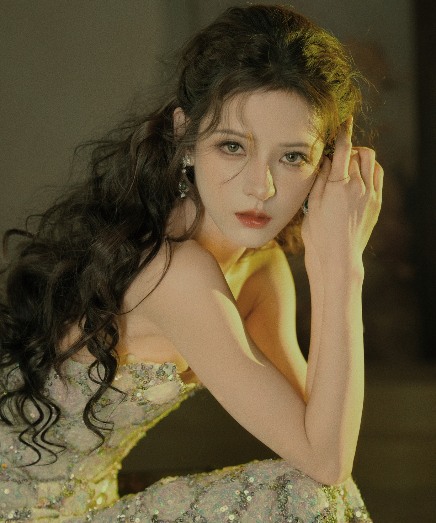 Vóc dáng mình hạc xương mai của cô là niềm khát khao của các cô gái Trung Quốc. Nữ diễn viên còn là ngôi sao có sức ảnh hưởng thời trang và sở hữu một thương hiệu làm đẹp riêng. Cô thường xuyên được mời tham dự các Tuần lễ thời trang quốc tế. Vóc dáng mình hạc xương mai của cô là niềm khát khao của các cô gái Trung Quốc. Nữ diễn viên còn là ngôi sao có sức ảnh hưởng thời trang và sở hữu một thương hiệu làm đẹp riêng. Cô thường xuyên được mời tham dự các Tuần lễ thời trang quốc tế.