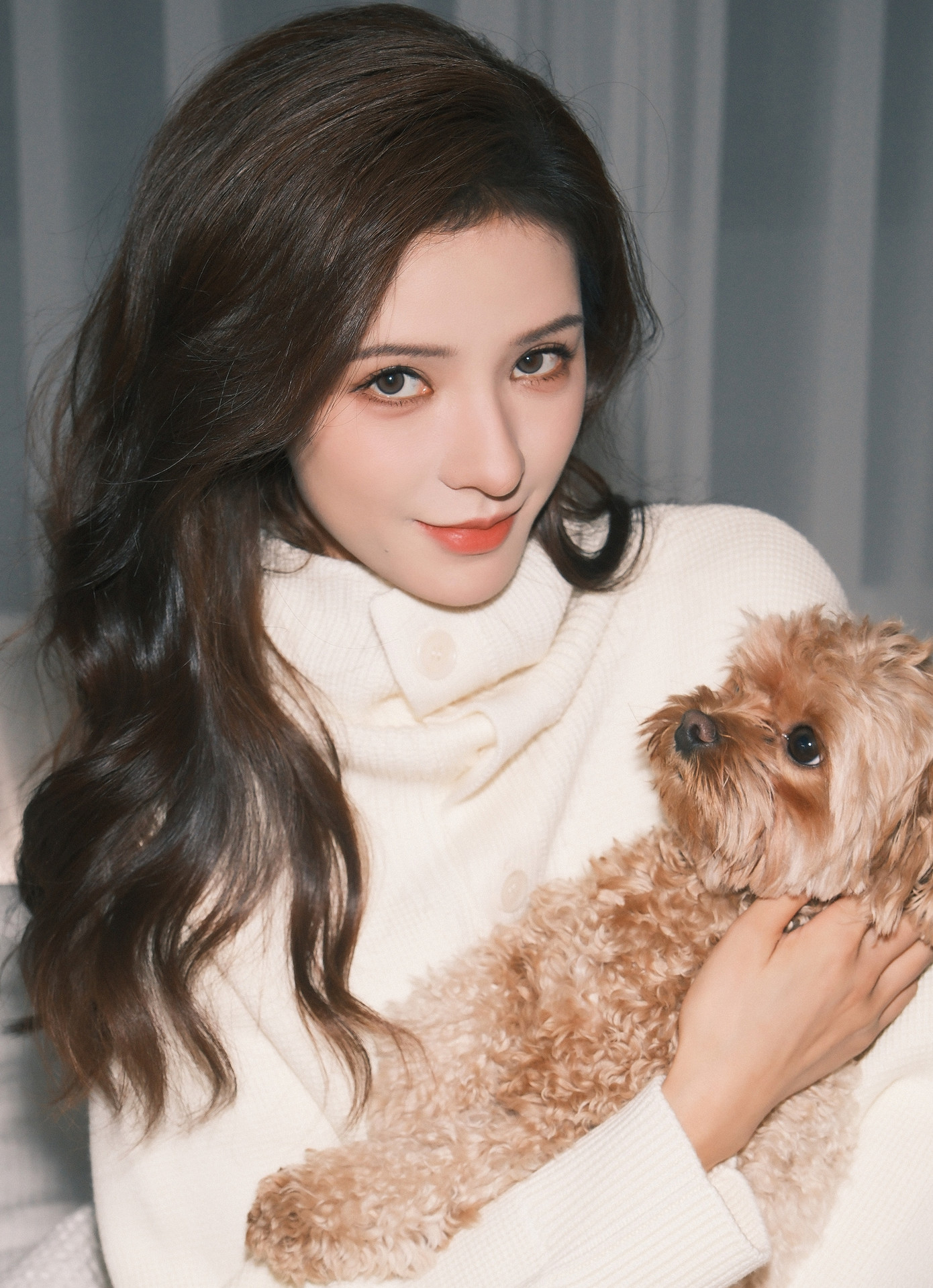 Trương Dư Hi còn được yêu mến bởi cuộc sống riêng kín tiếng và ít scandal. Nữ diễn viên từng được cảm thông khi bất đắc dĩ trở thành nhân vật chính trong cuộc tình tay giữa nam diễn viên Lưu Học Nghĩa và Dương Tử. Hồi tháng 8/2022, Lưu Học Nghĩa bị bắt gặp đút bánh kem cho Dương Tử. Nhưng trước đó, nam diễn viên đang hẹn hò với Trương Dư Hi. Họ từng hợp tác chung trong phim Khi màn đêm gợn sóng. Scandal nổ ra, fan Dương Tử còn quay sang chỉ trích Trương Dư Hi vì đóng vai nạn nhân, khiến Dương Tử trở thành "tiểu tam". Trương Dư Hi còn được yêu mến bởi cuộc sống riêng kín tiếng và ít scandal. Nữ diễn viên từng được cảm thông khi bất đắc dĩ trở thành nhân vật chính trong cuộc tình tay giữa nam diễn viên Lưu Học Nghĩa và Dương Tử. Hồi tháng 8/2022, Lưu Học Nghĩa bị bắt gặp đút bánh kem cho Dương Tử. Nhưng trước đó, nam diễn viên đang hẹn hò với Trương Dư Hi. Họ từng hợp tác chung trong phim Khi màn đêm gợn sóng. Scandal nổ ra, fan Dương Tử còn quay sang chỉ trích Trương Dư Hi vì đóng vai nạn nhân, khiến Dương Tử trở thành "tiểu tam".