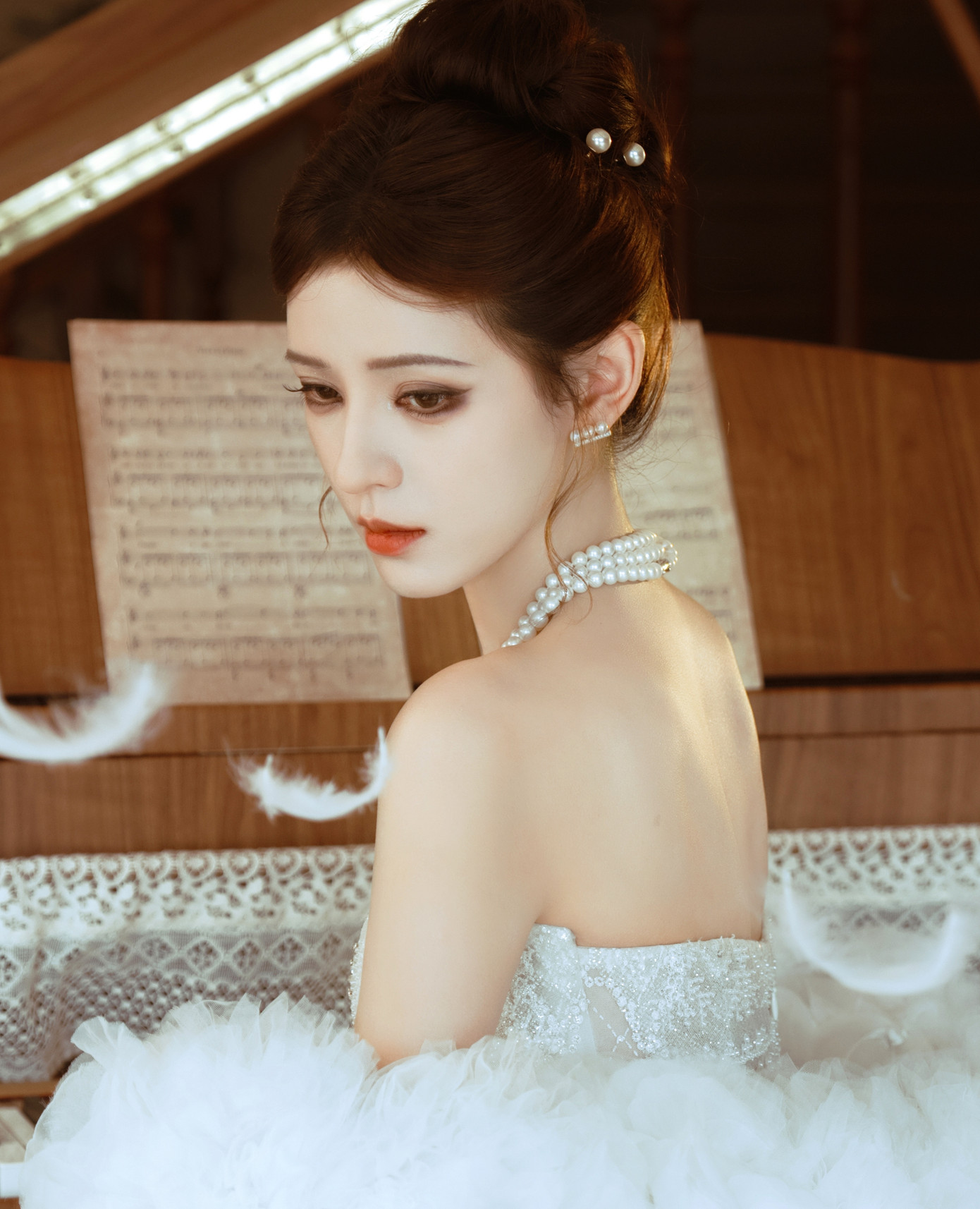 Trương Dư Hi còn được yêu mến bởi cuộc sống riêng kín tiếng và ít scandal. Nữ diễn viên từng được cảm thông khi bất đắc dĩ trở thành nhân vật chính trong cuộc tình tay giữa nam diễn viên Lưu Học Nghĩa và Dương Tử. Hồi tháng 8/2022, Lưu Học Nghĩa bị bắt gặp đút bánh kem cho Dương Tử. Nhưng trước đó, nam diễn viên đang hẹn hò với Trương Dư Hi. Họ từng hợp tác chung trong phim Khi màn đêm gợn sóng. Scandal nổ ra, fan Dương Tử còn quay sang chỉ trích Trương Dư Hi vì đóng vai nạn nhân, khiến Dương Tử trở thành "tiểu tam". Trương Dư Hi còn được yêu mến bởi cuộc sống riêng kín tiếng và ít scandal. Nữ diễn viên từng được cảm thông khi bất đắc dĩ trở thành nhân vật chính trong cuộc tình tay giữa nam diễn viên Lưu Học Nghĩa và Dương Tử. Hồi tháng 8/2022, Lưu Học Nghĩa bị bắt gặp đút bánh kem cho Dương Tử. Nhưng trước đó, nam diễn viên đang hẹn hò với Trương Dư Hi. Họ từng hợp tác chung trong phim Khi màn đêm gợn sóng. Scandal nổ ra, fan Dương Tử còn quay sang chỉ trích Trương Dư Hi vì đóng vai nạn nhân, khiến Dương Tử trở thành "tiểu tam".