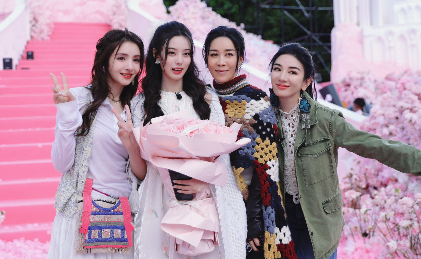 Bạn bè đồng nghiệp là ca sĩ Na Anh, Huỳnh Dịch và Mạch Địch Na (trái) chia vui với Từ Nghệ Dương.