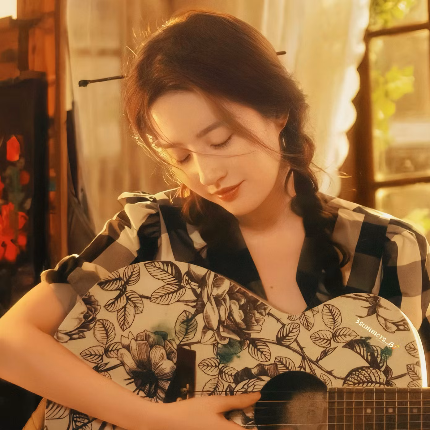 Trang 163 đưa tin Câu chuyện hoa hồng của Lưu Diệc Phi đạt nhiều thành tích cao sau khi lên sóng, phim tạo ra nhiều xu hướng mới hot trên mạng xã hội. Tuy nhiên, phim cũng gây tranh cãi về nội dung, hình tượng các nhân vật được xây dựng còn mâu thuẫn và sai lầm.
