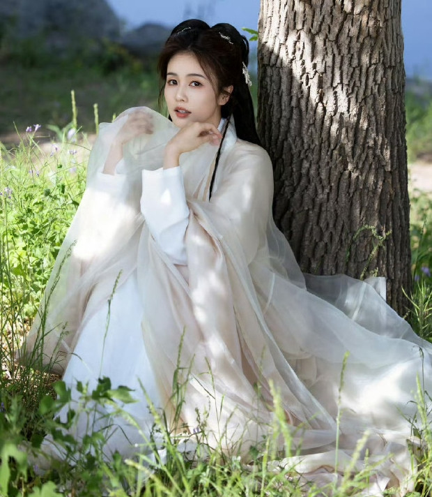 Nữ chính của phim là Bạch Thước, con gái một vị tướng quân dưới trần gian đam mê tu tiên. Nhưng nàng còn có một thân phận khác là Tinh Nguyệt Nữ Thần. Khi ở dưới trần, trang phục của nữ chính đơn giản, mang nét dịu dàng. Tuy nhiên, khi là nữ thần, nàng đội mũ phượng huyễn tinh, váy lấp lánh như muôn vì sao, tay cầm cung tên, mái tóc được nhuộm bảy màu cầu vồng mang màu sắc thần tiên. Nữ chính của phim là Bạch Thước, con gái một vị tướng quân dưới trần gian đam mê tu tiên. Nhưng nàng còn có một thân phận khác là Tinh Nguyệt Nữ Thần. Khi ở dưới trần, trang phục của nữ chính đơn giản, mang nét dịu dàng. Tuy nhiên, khi là nữ thần, nàng đội mũ phượng huyễn tinh, váy lấp lánh như muôn vì sao, tay cầm cung tên, mái tóc được nhuộm bảy màu cầu vồng mang màu sắc thần tiên.