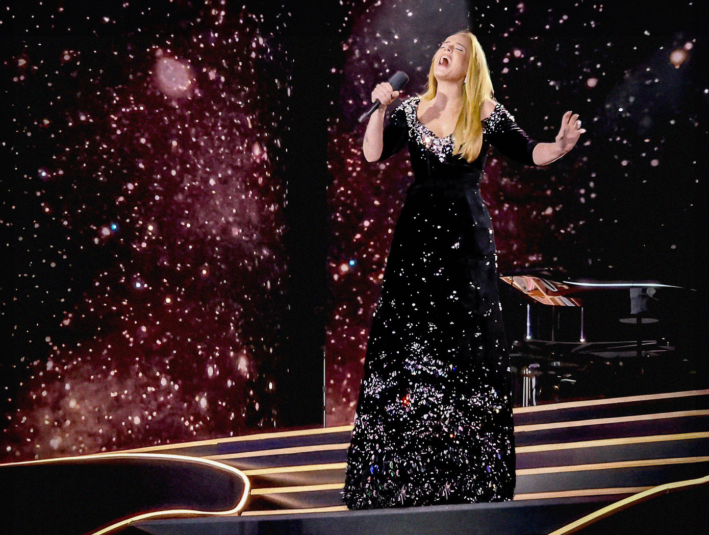 Thiết kế váy tuyệt đẹp giúp Adele tỏa sáng trên sân khấu. Thiết kế váy tuyệt đẹp giúp Adele tỏa sáng trên sân khấu.