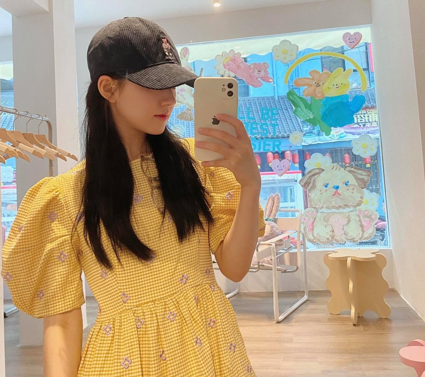 Triệu Lộ Tư cũng mở cửa hàng bánh ngọt Rosy Wylie và thường xuyên bị chỉ trích vì bán với giá trên trời. Trong đó, một gói bánh phồng có giá 36 NDT, quý nhất là một loại bánh có tên Gấu Khoai Lang được bán với giá 112 NDT. Ngoài ra, cửa hàng của Triệu Lộ Tư còn từng dính phốt đạo nhái thiết kế của một cửa hàng tại Hàn Quốc.