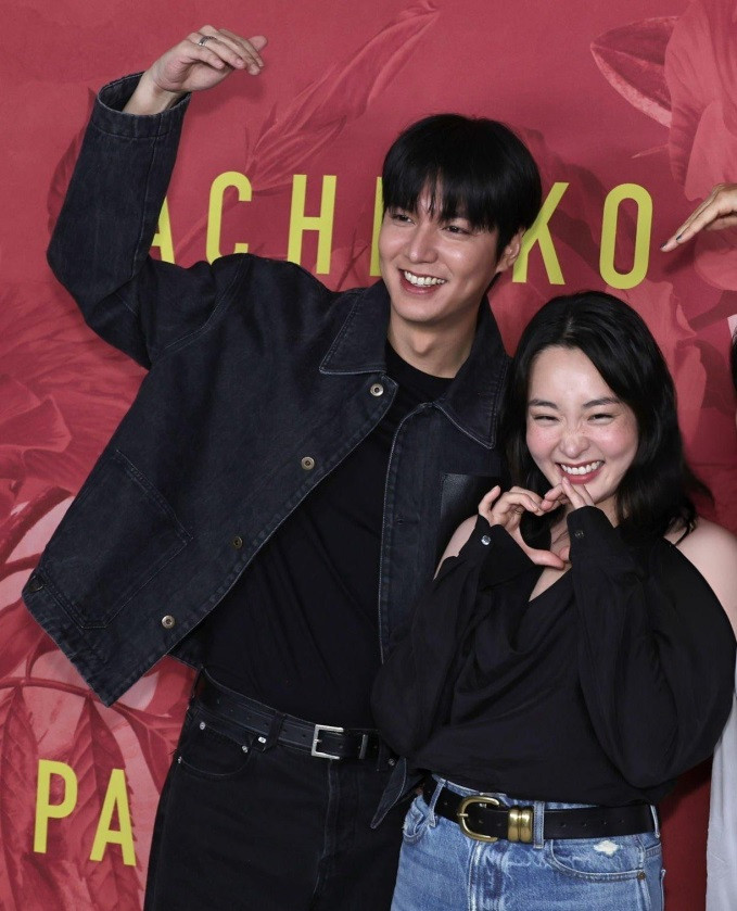 Lee Min Ho điển trai phong độ. Anh giảm cân khá nhiều so với trong các video quảng cáo. Lee Min Ho điển trai phong độ. Anh giảm cân khá nhiều so với trong các video quảng cáo.