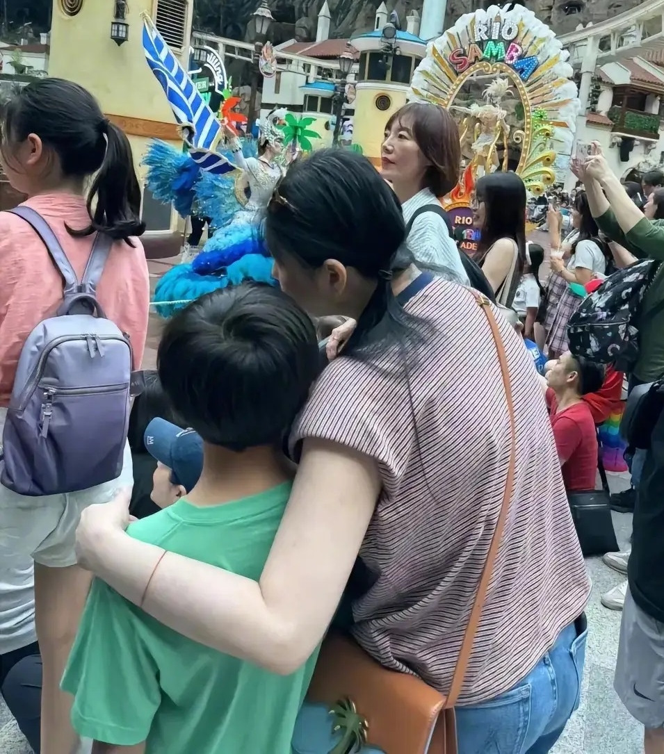 Từ Hy Viên ngoại hình phát tướng, thời trang phổ thông xuề xòa.