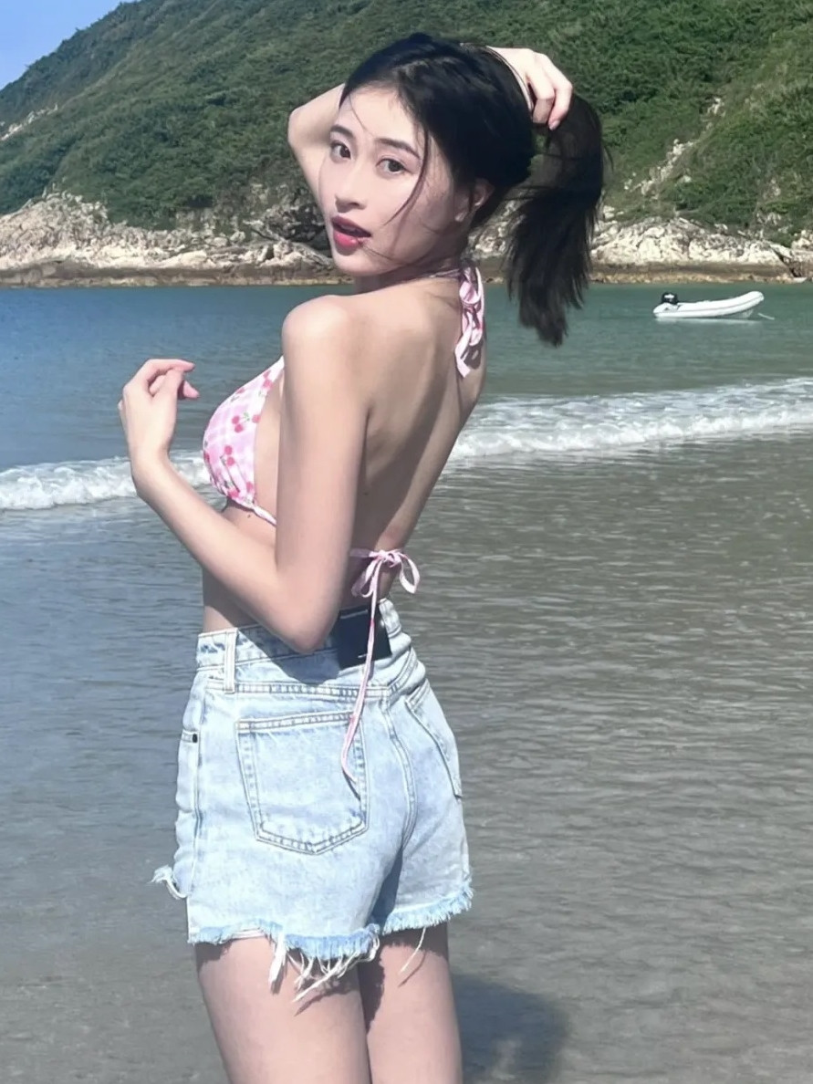 Bản sao của Lý Gia Hân - Ellyn xuất hiện với trang phục giản dị nhưng làm nổi bật khí chất hiện đại, độc lập mạnh mẽ của cô. Nụ cười rạng rỡ ngọt ngào giúp Ellyn trở nên đáng yêu hơn. Cô thuộc nhóm có nhan sắc nổi bật nhất của vòng sơ tuyển Hoa hậu Hong Kong 2024. Ellyn được đánh giá là ứng cử viên sáng giá cho chức vô địch. Bản sao của Lý Gia Hân - Ellyn xuất hiện với trang phục giản dị nhưng làm nổi bật khí chất hiện đại, độc lập mạnh mẽ của cô. Nụ cười rạng rỡ ngọt ngào giúp Ellyn trở nên đáng yêu hơn. Cô thuộc nhóm có nhan sắc nổi bật nhất của vòng sơ tuyển Hoa hậu Hong Kong 2024. Ellyn được đánh giá là ứng cử viên sáng giá cho chức vô địch.