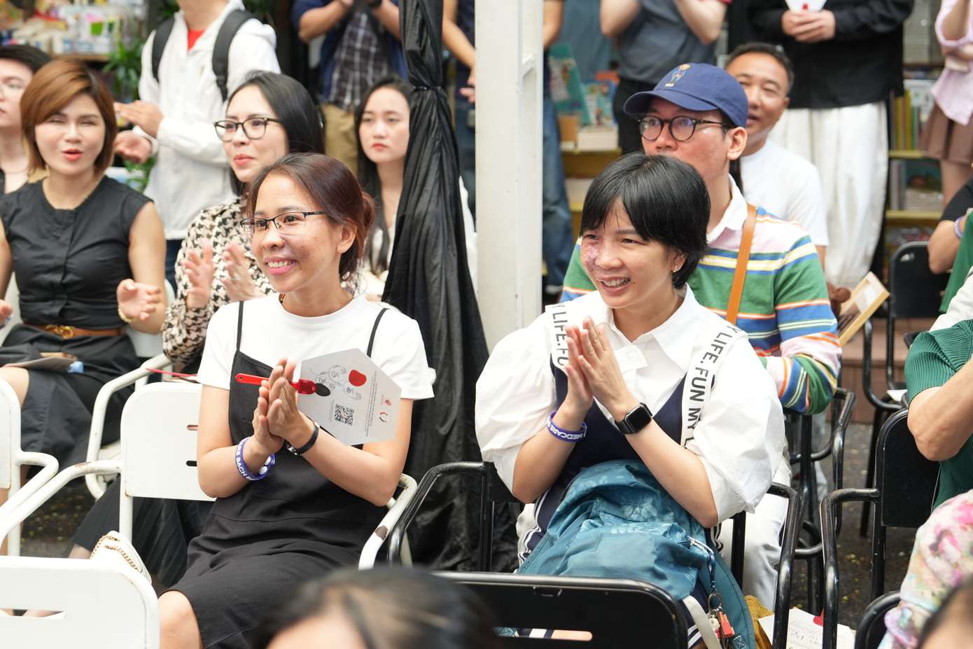 Các bệnh nhân bạch biến tới tham gia sự kiện. Các bệnh nhân bạch biến tới tham gia sự kiện.