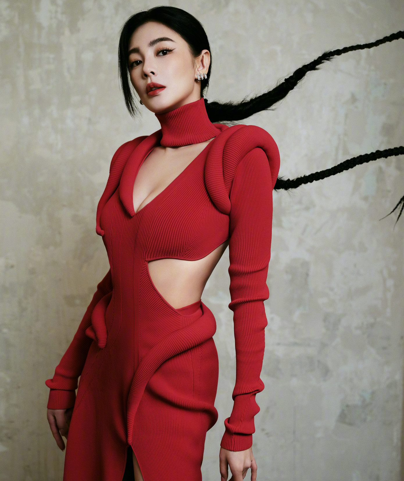 Theo nguyên tác, Đông Phương Bất Bại là cao thủ võ lâm, vì luyện Quỳ Hoa Bảo Điển mà tự cung, trở thành kẻ ái nam ái nữ. Hắn đứng trên đỉnh cao danh vọng, là giáo chủ Nhật Nguyệt Thần Giáo, nhưng không quan tâm đến quyền lực giáo chúng mà chỉ ngày ngày ở trong khuê phòng thêu thùa, ăn mặc trang điểm như nữ nhân. Tuy nhiên, Đông Phương Bất Bại khiến giang hồ sợ hãi bởi hắn hành động tùy ý, độc ác tàn bạo, giết người không ghê tay.