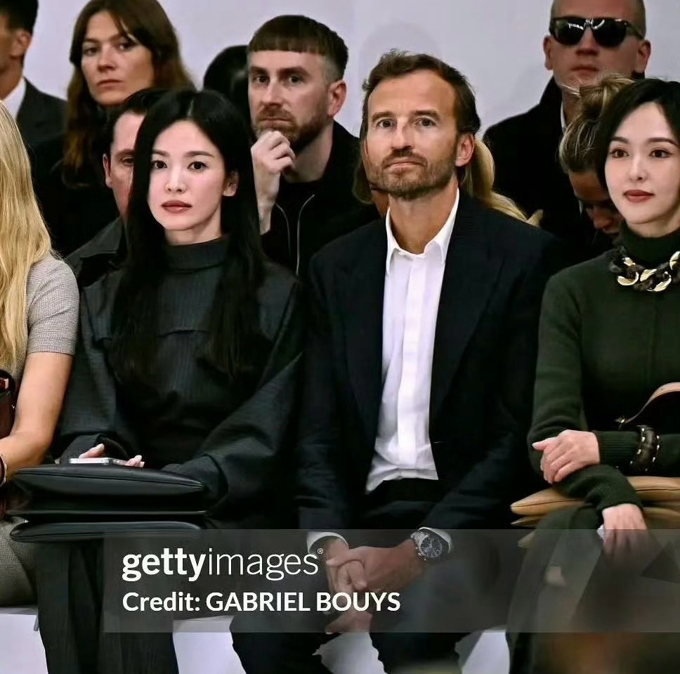 Đường Yên mặc chiếc váy màu xanh đen thanh lịch.