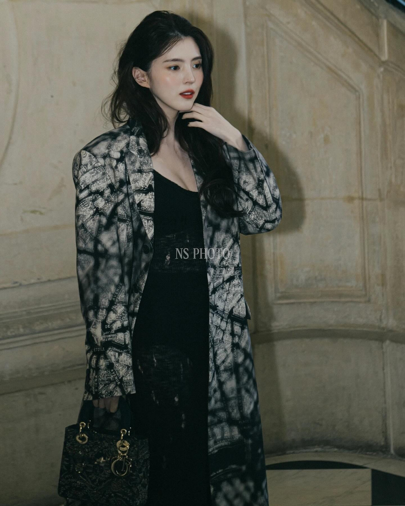 Han So Hee nóng bỏng trong bộ váy ren xuyên thấu, tham dự show thời trang của Dior. Trong những hình ảnh do "hung thần getty images" đăng tải, nhan sắc của Han So Hee cũng không bị lu mờ. Nữ diễn viên còn có dịp chụp ảnh kỷ niệm với siêu sao Thiên nga đen Natalie Portman.