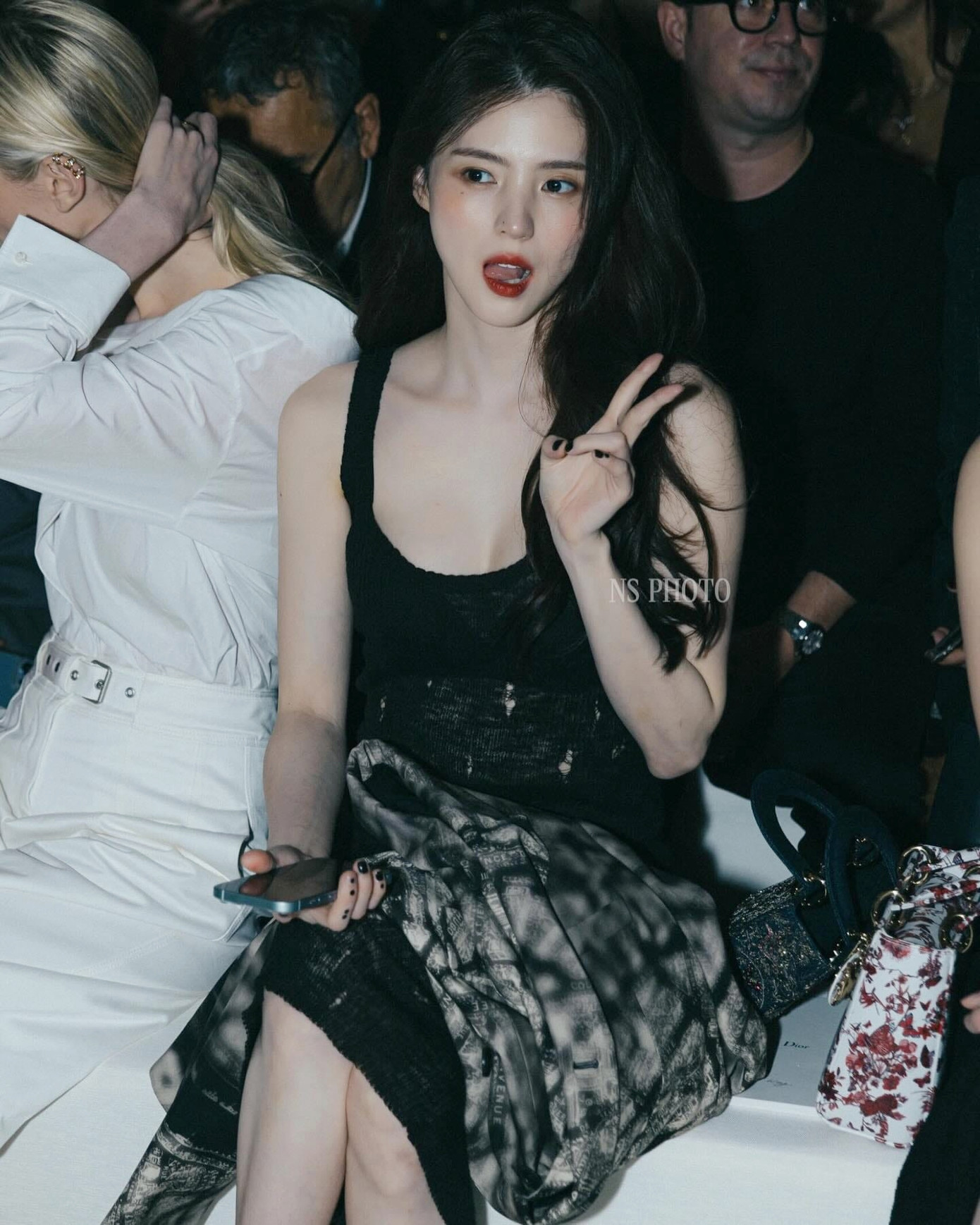 Thời gian gần đây, Han So Hee gây ấn tượng với vai diễn Yoon Chae Ok trong phim Sinh Vật Gyeongseong. Ngay từ khi xuất hiện, cô đã có những cảnh chiến đấu mãn nhãn, đậm chất đả nữ mới của màn ảnh Hàn Quốc. Đây là tác phẩm được đầu tư lớn, có bối cảnh hoành tráng, dàn diễn viên chính lẫn phụ đều là những gương mặt tiếng tăm. Han So Hee vào vai con gái đang đi tìm người mẹ bị mất tích 10 năm, nhưng sau đó đau lòng phát hiện ra mẹ cô bị lính Nhật bắt giam làm thí nghiệm, đã biến thành quái vật.